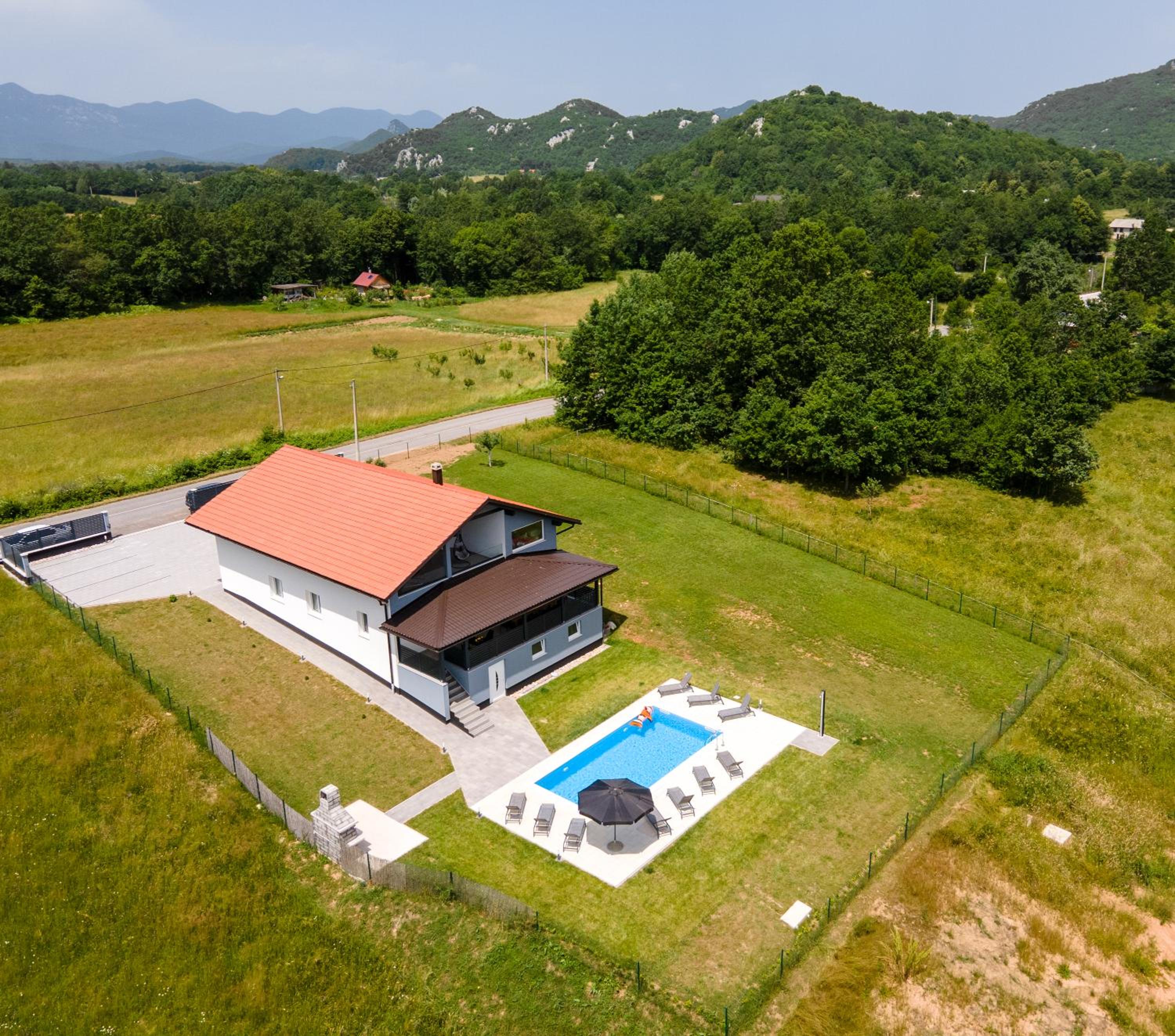 Villa with Private Pool - Photo 2