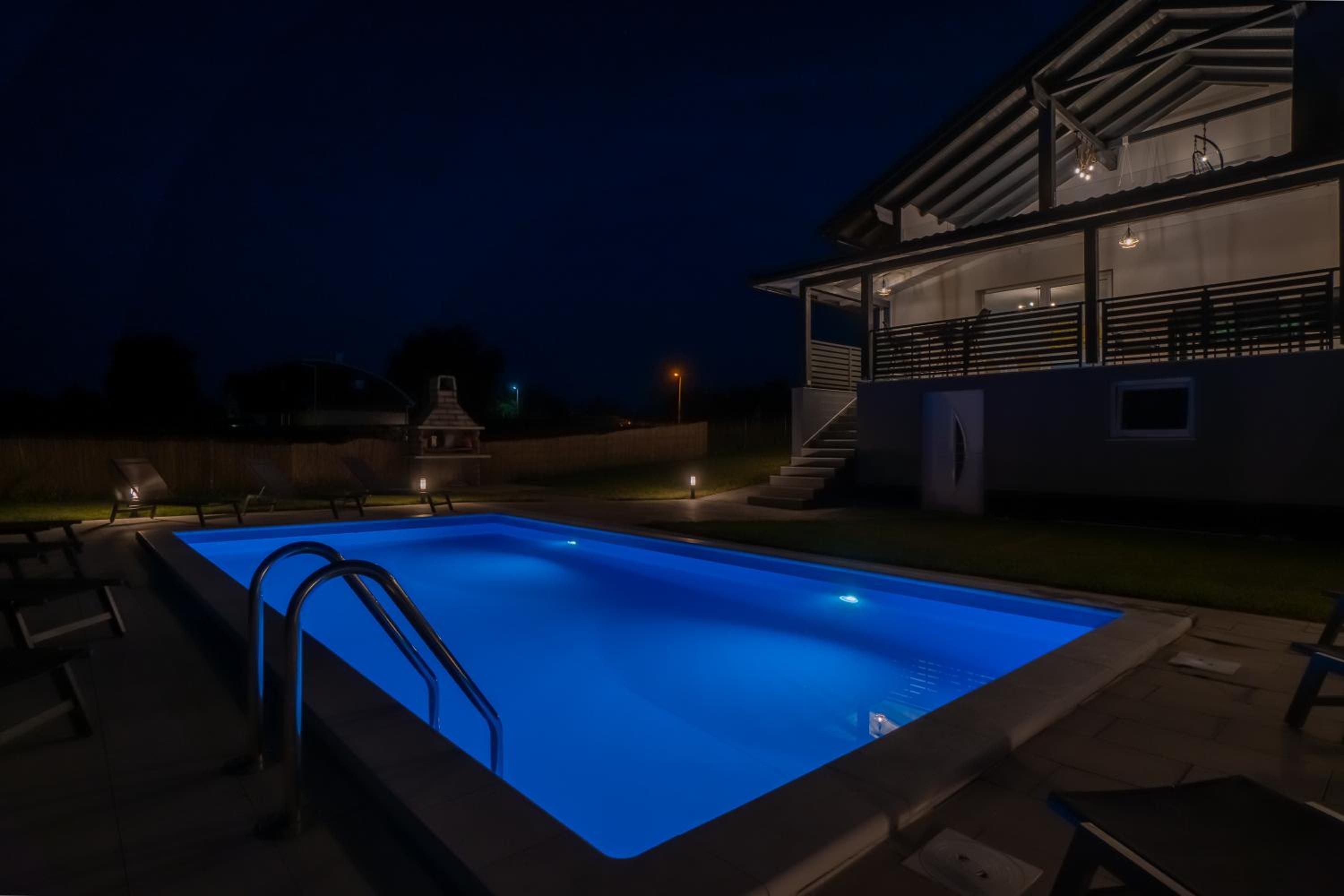 Villa with Private Pool - Photo 73