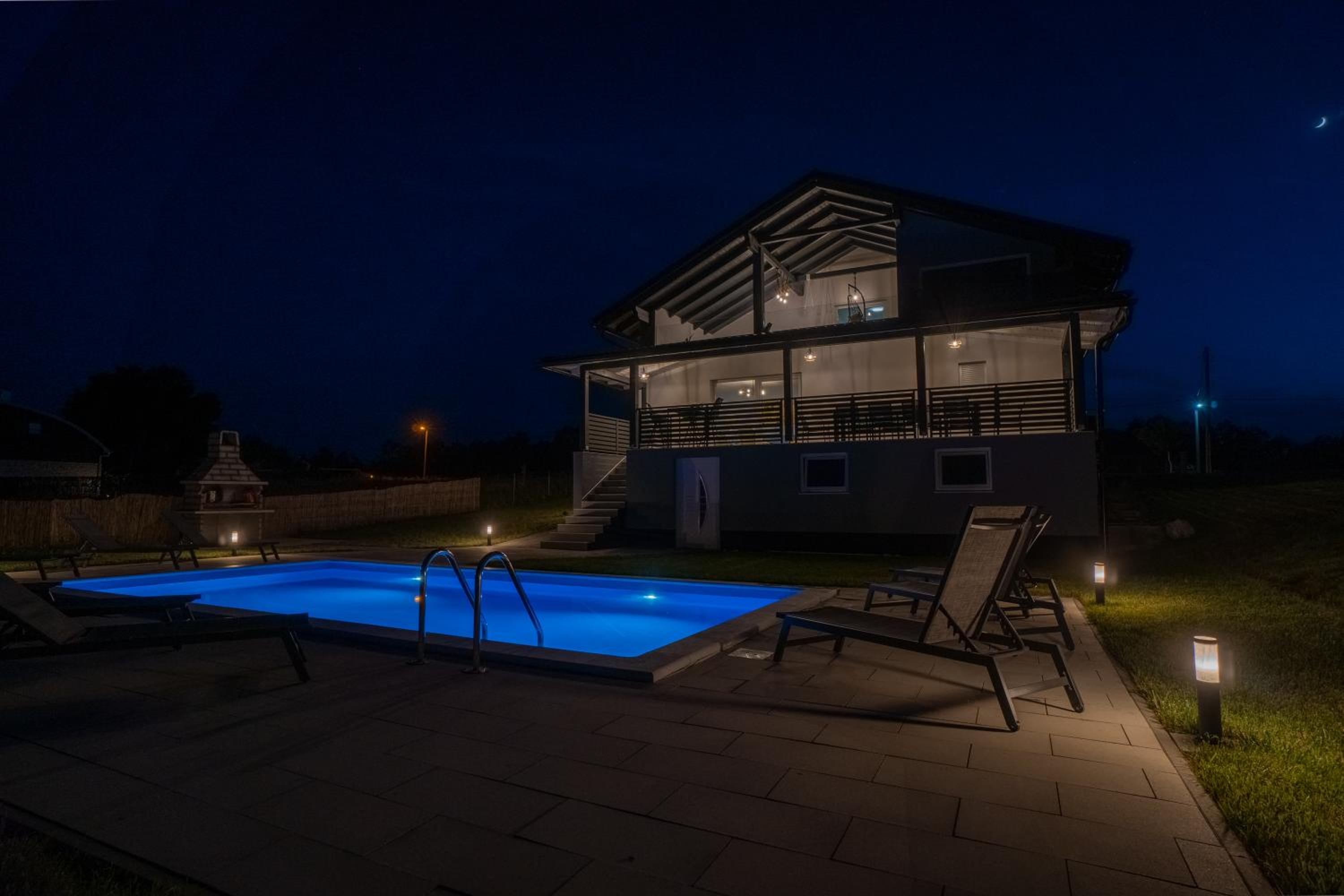 Villa with Private Pool - Photo 27