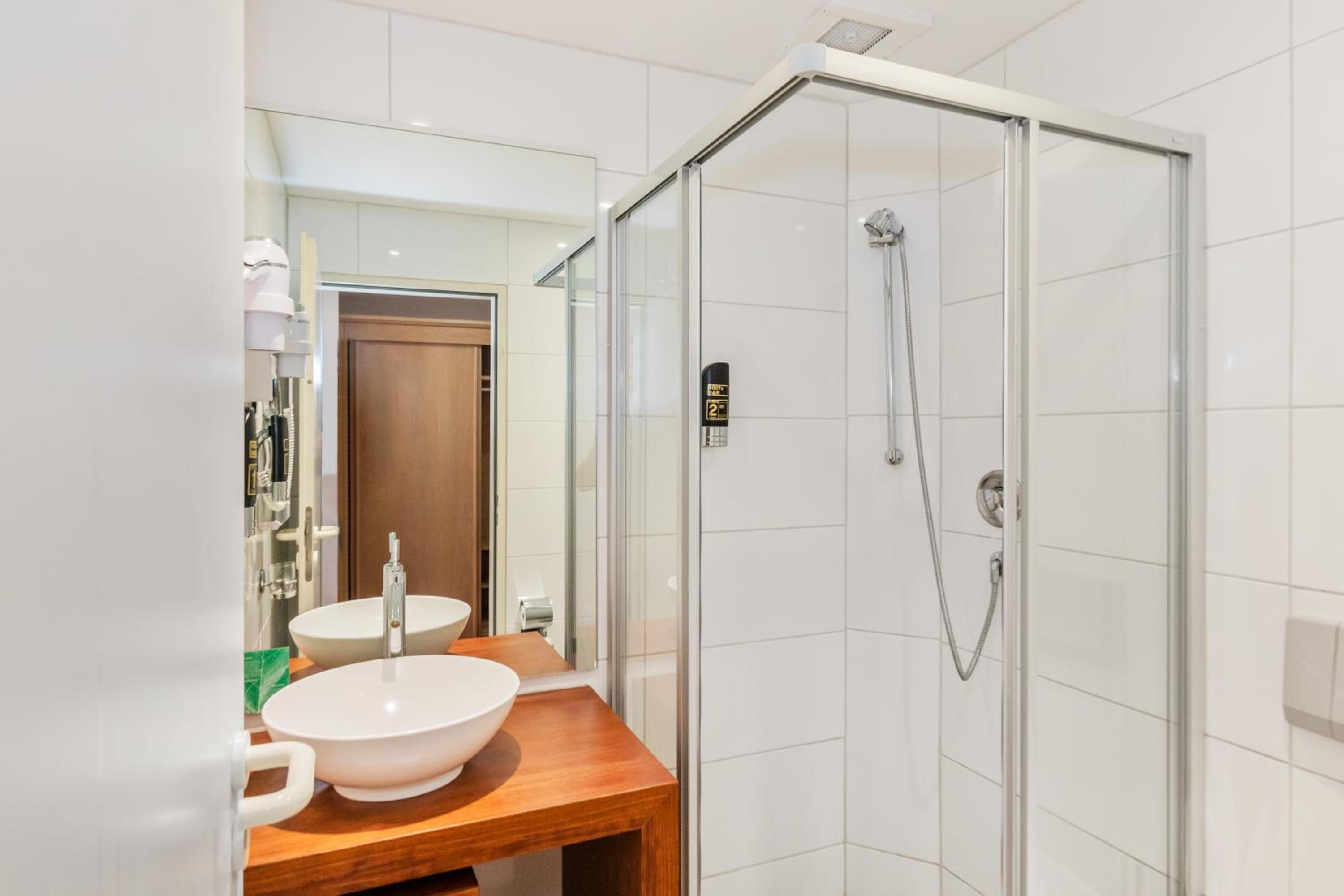 Standard Double Room - Photo 11