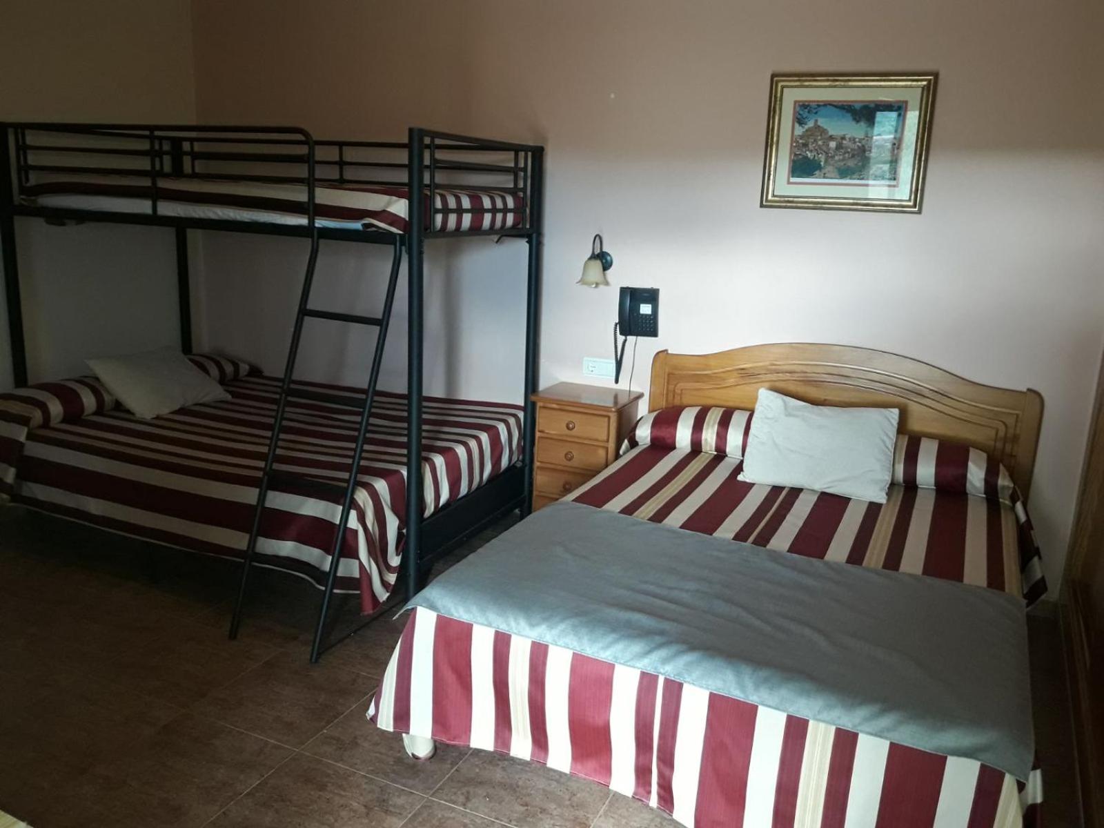 Habitación Familiar con Vista a la Montaña