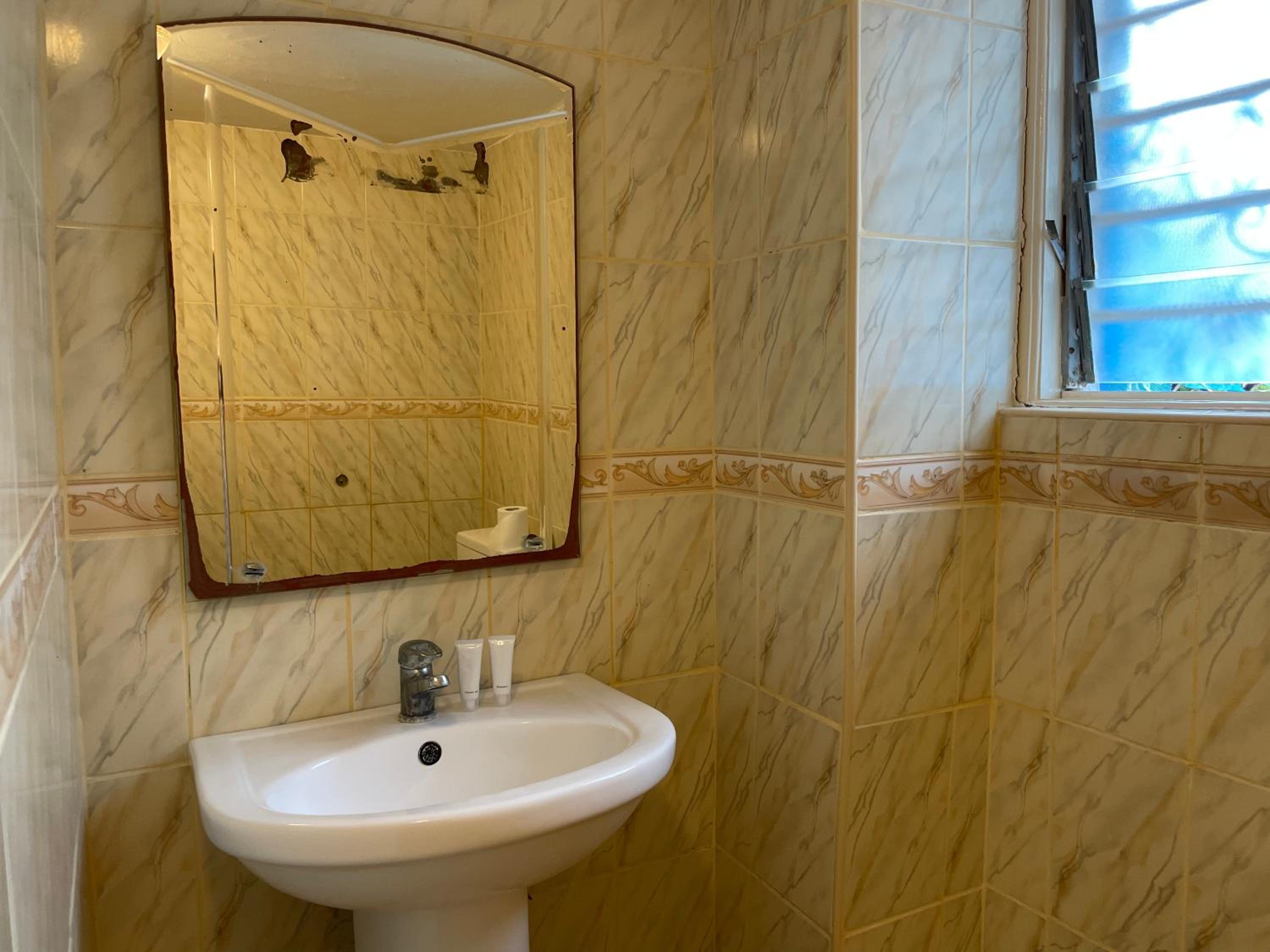 Double Room - Photo 12