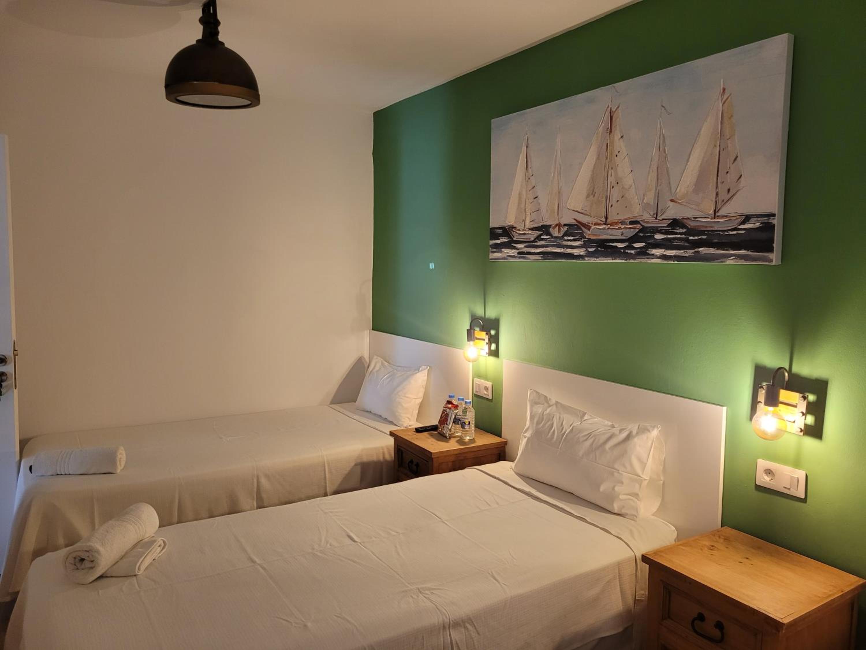 Habitación Triple Económica con Baño Compartido