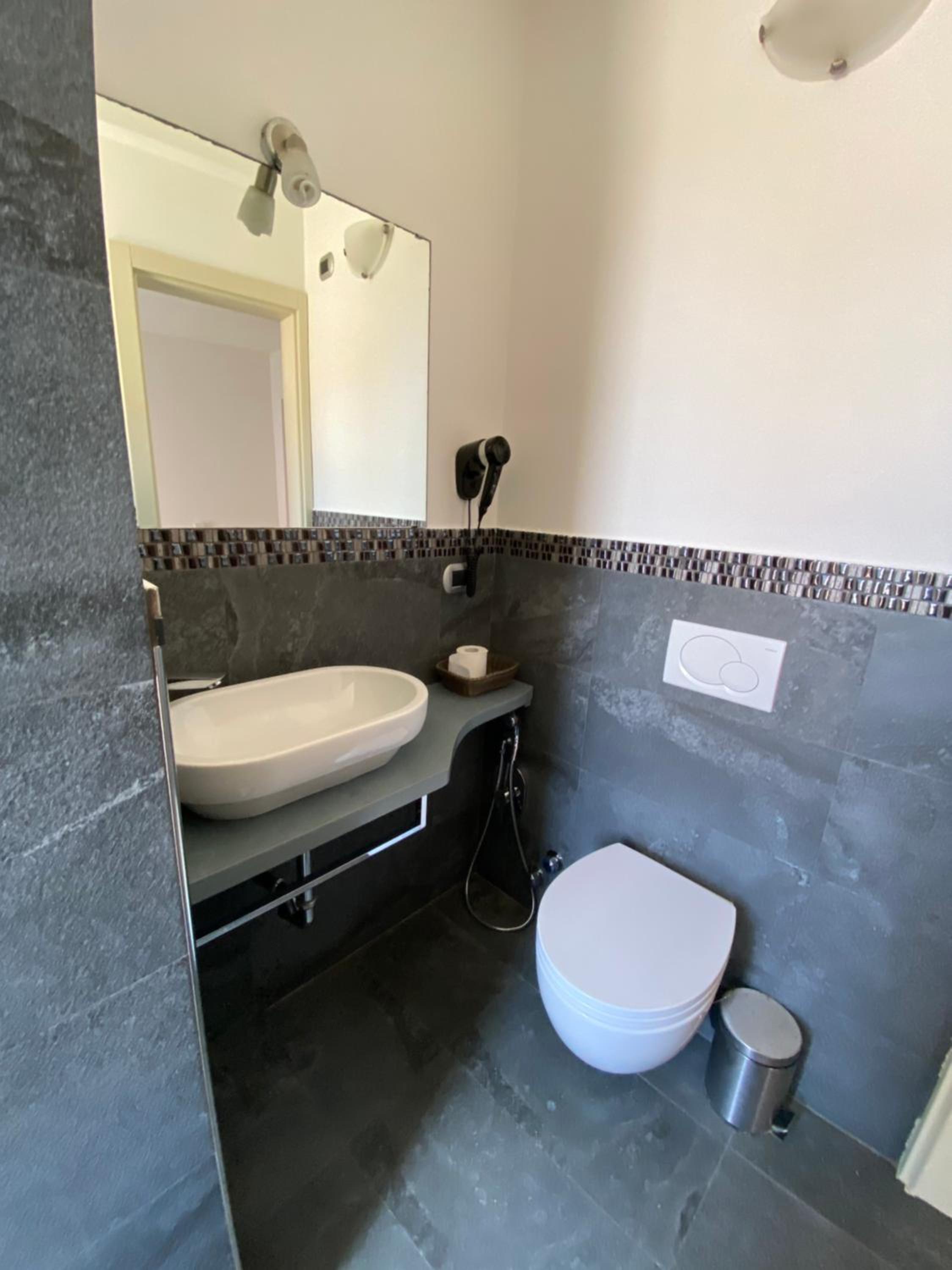 Double Room with Balcony - Photo 4