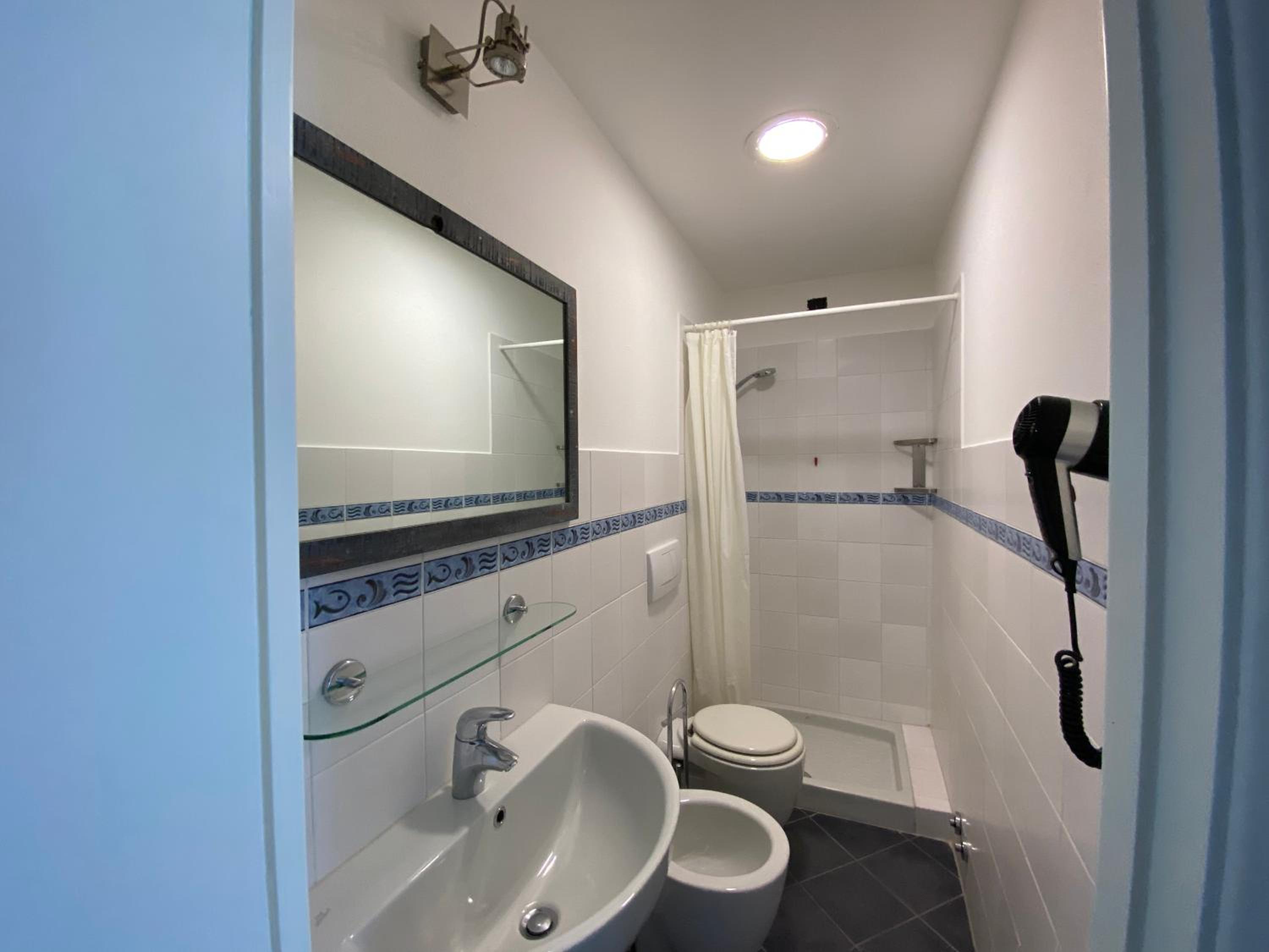 Double Room with Private Bathroom - Photo 7