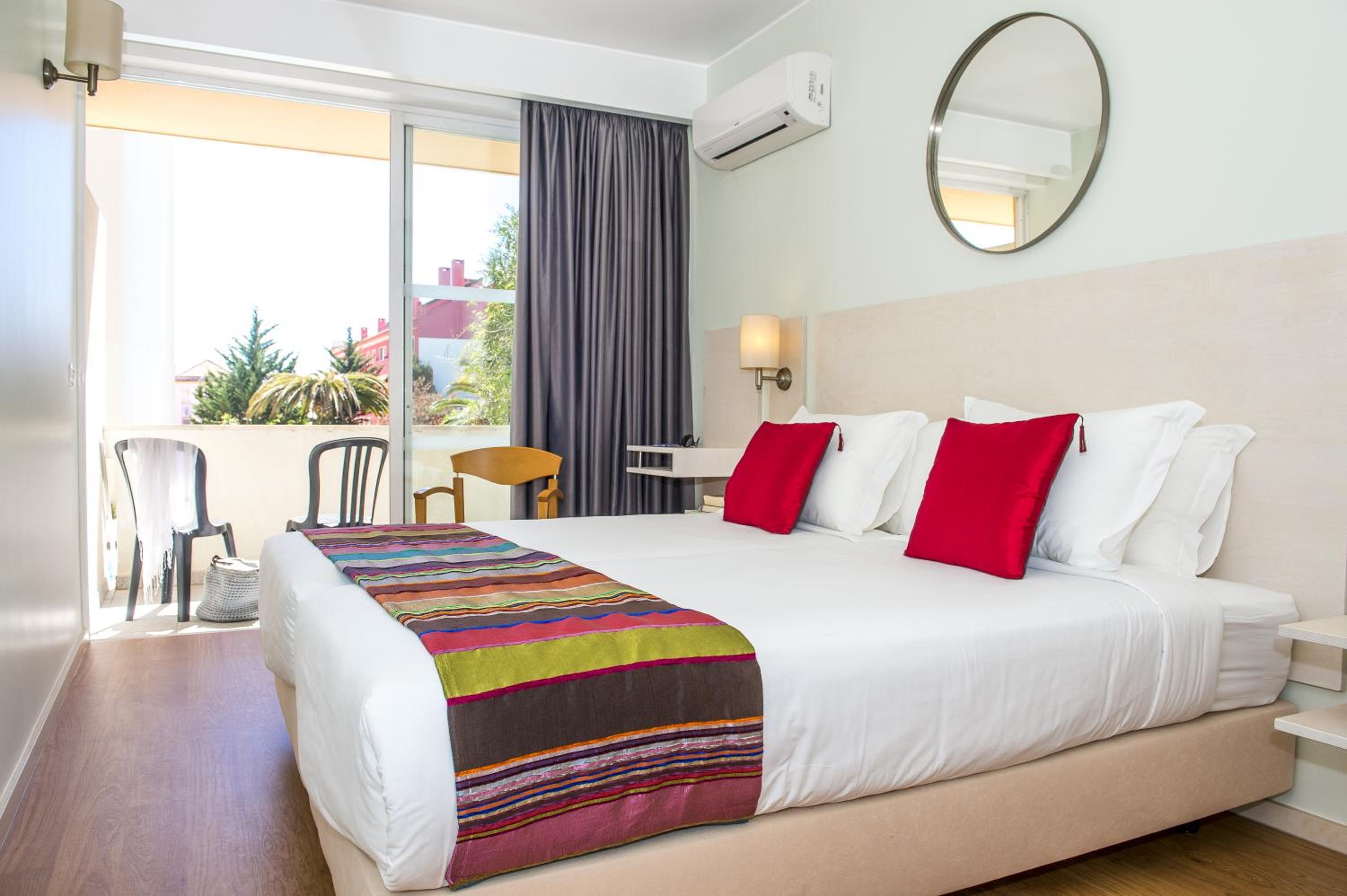 Twin Room with Balcony - Photo 8
