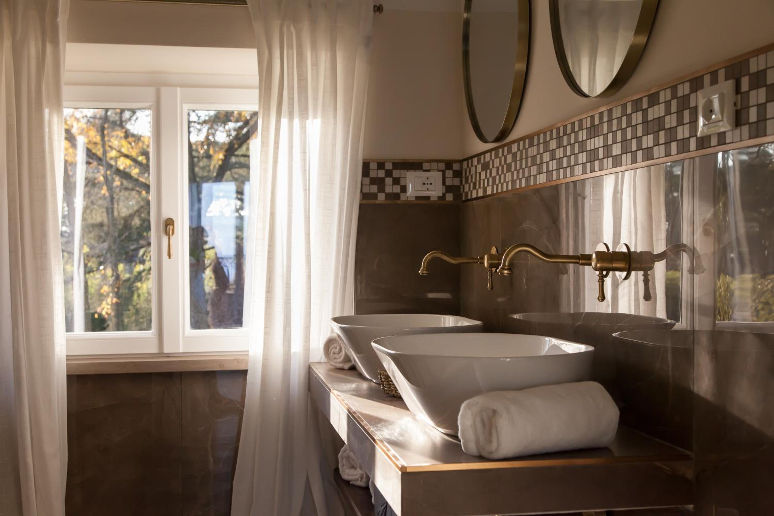 Double Room with Balcony - Photo 2