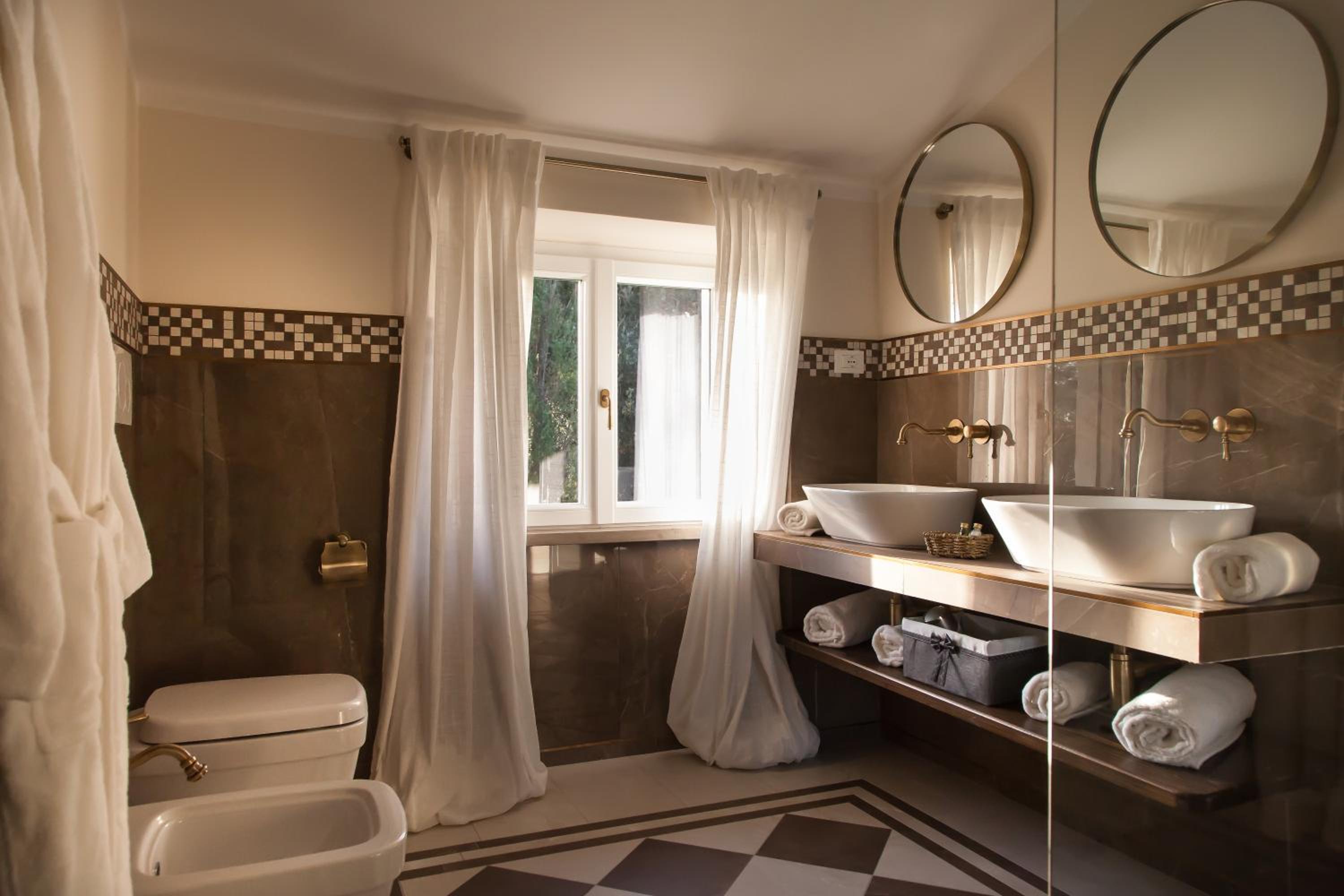Double Room with Balcony - Photo 3