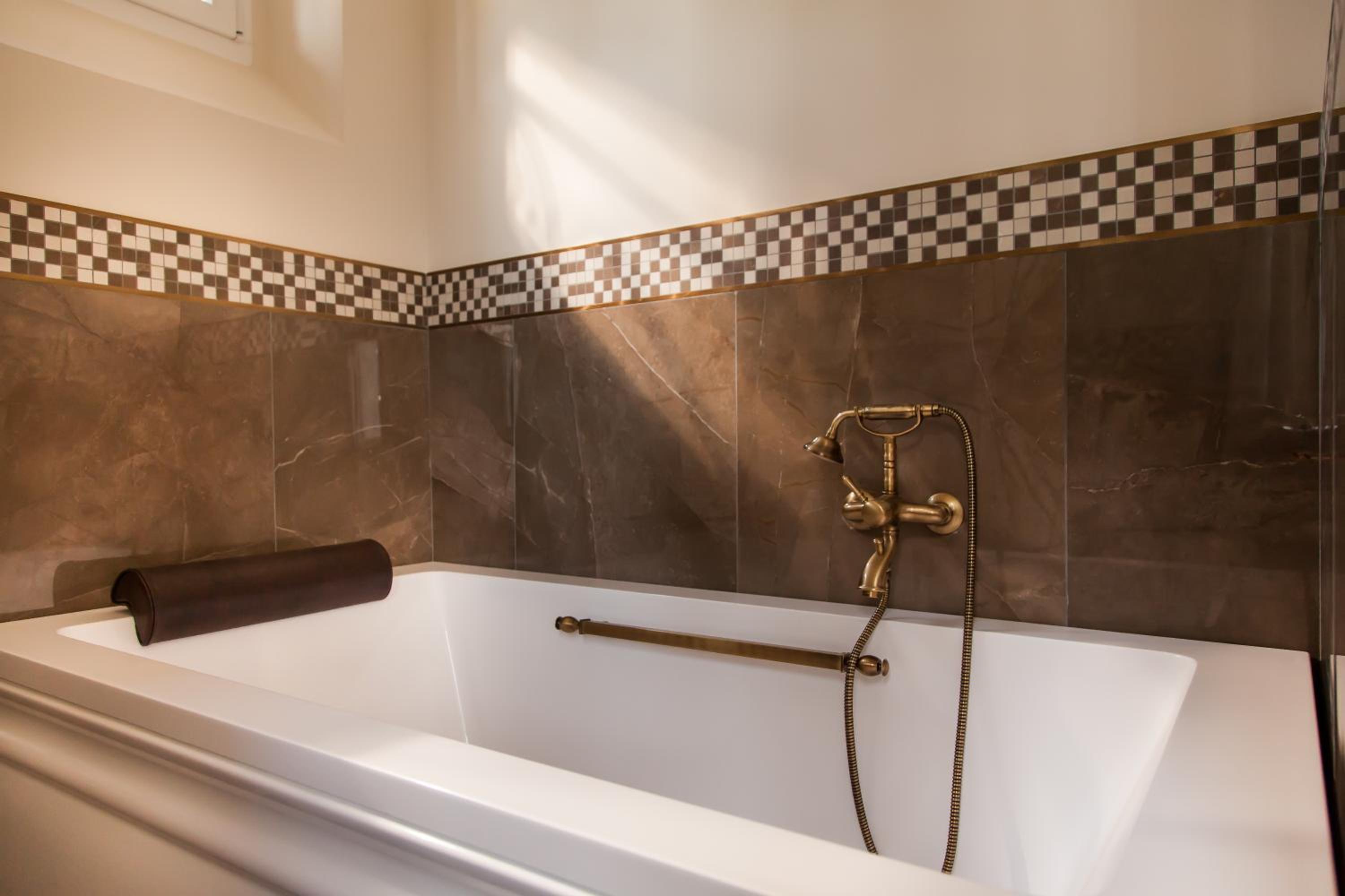 Double Room with Spa Bath - Photo 4
