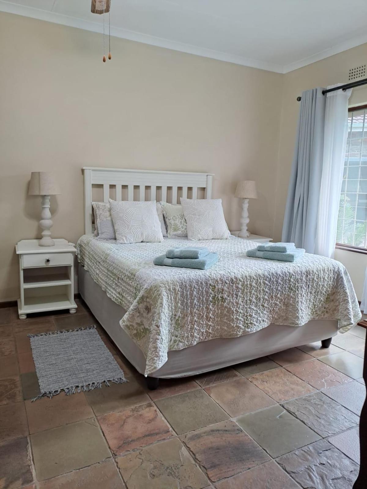 Five-Bedroom House photo 1