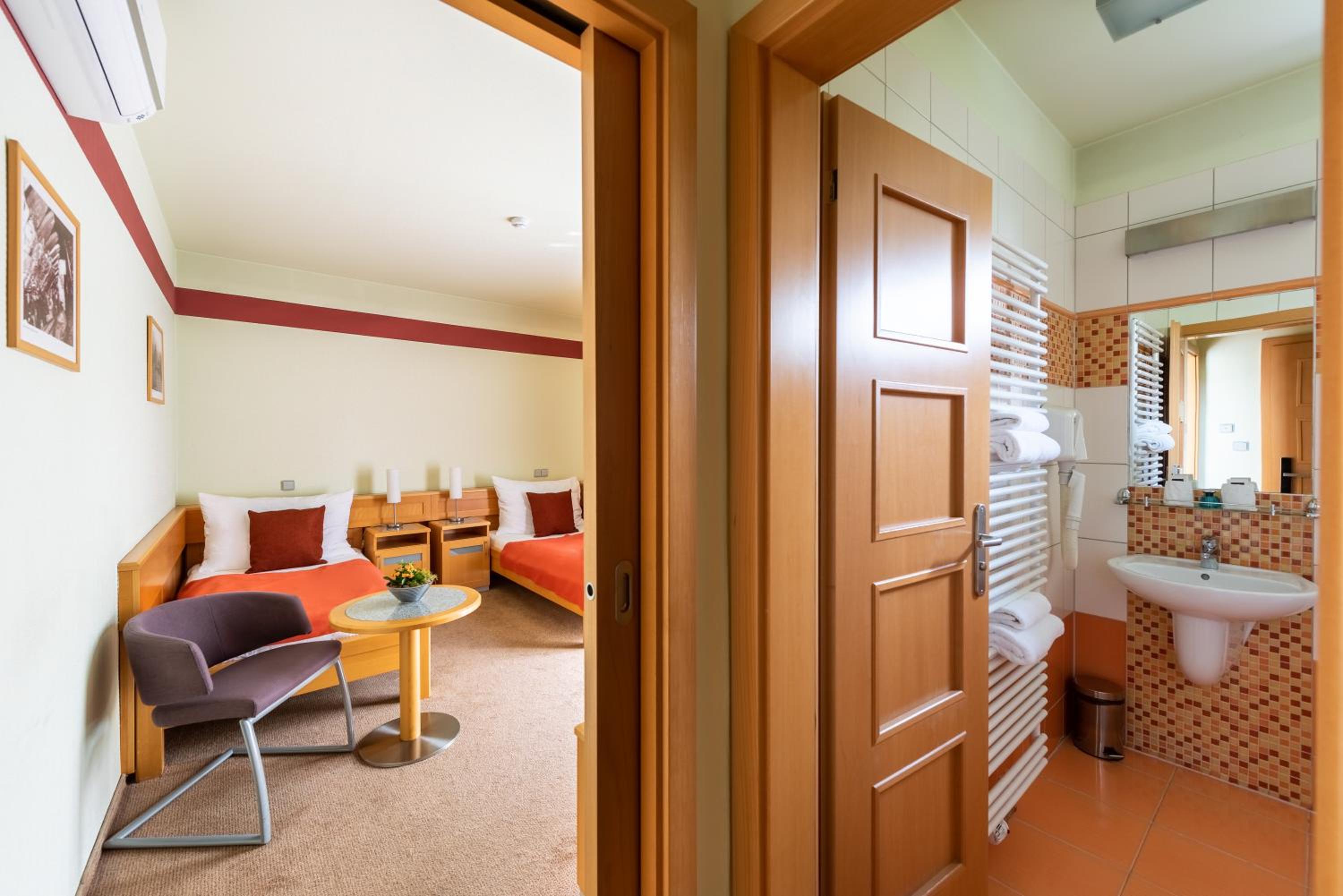 Twin Room - Photo 16