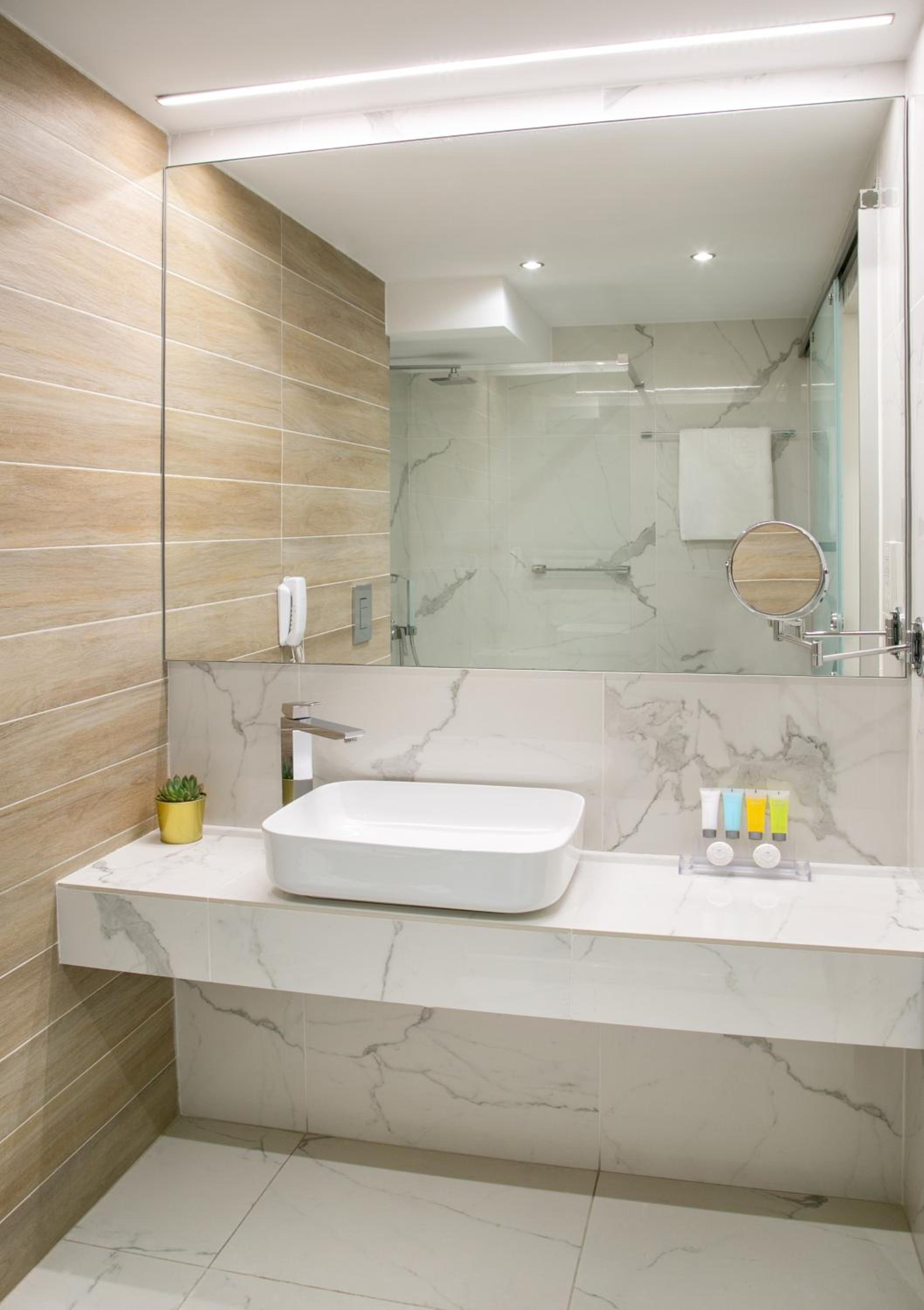 Standard Double or Twin Room - Photo 2