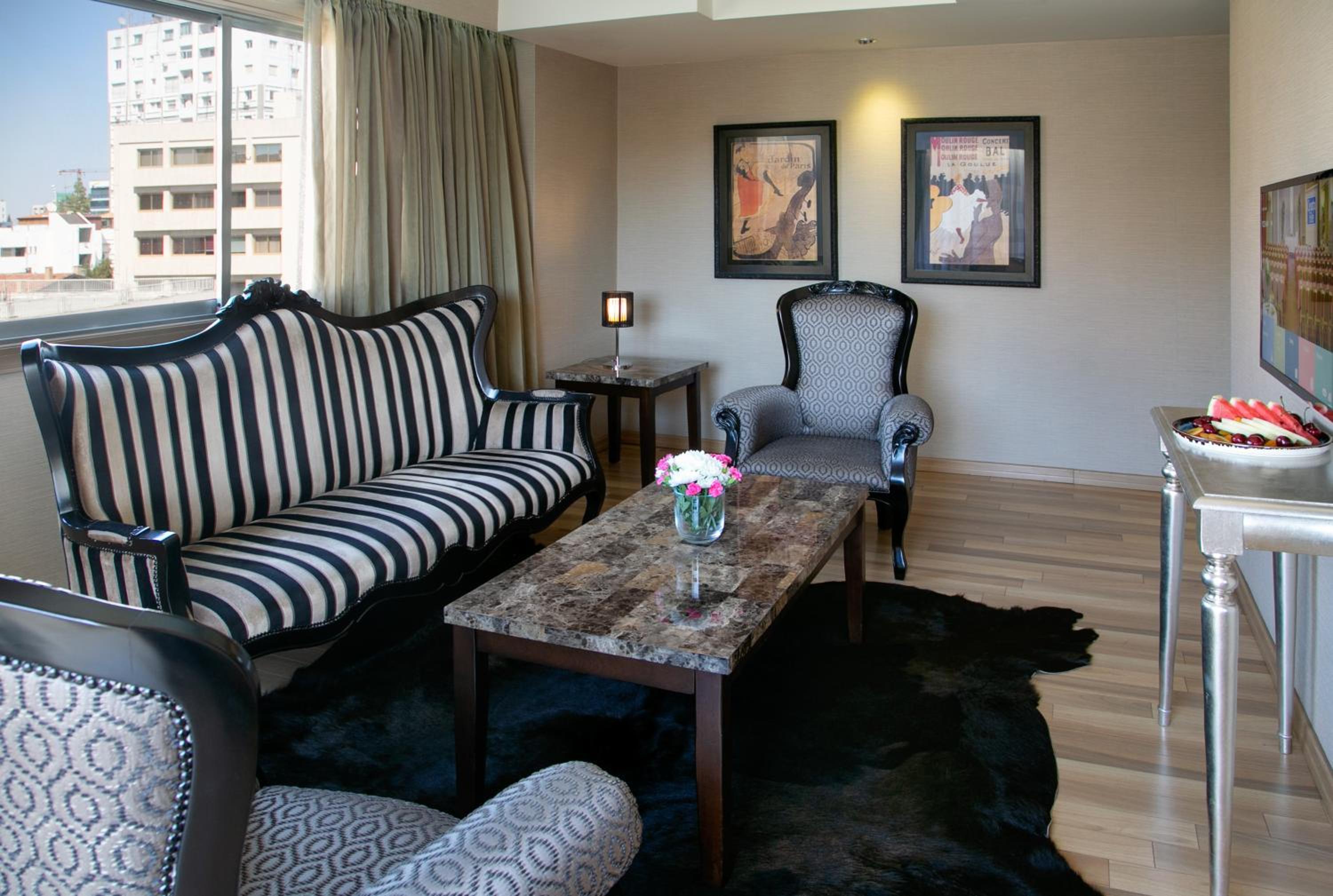 Executive Suite - Photo 2