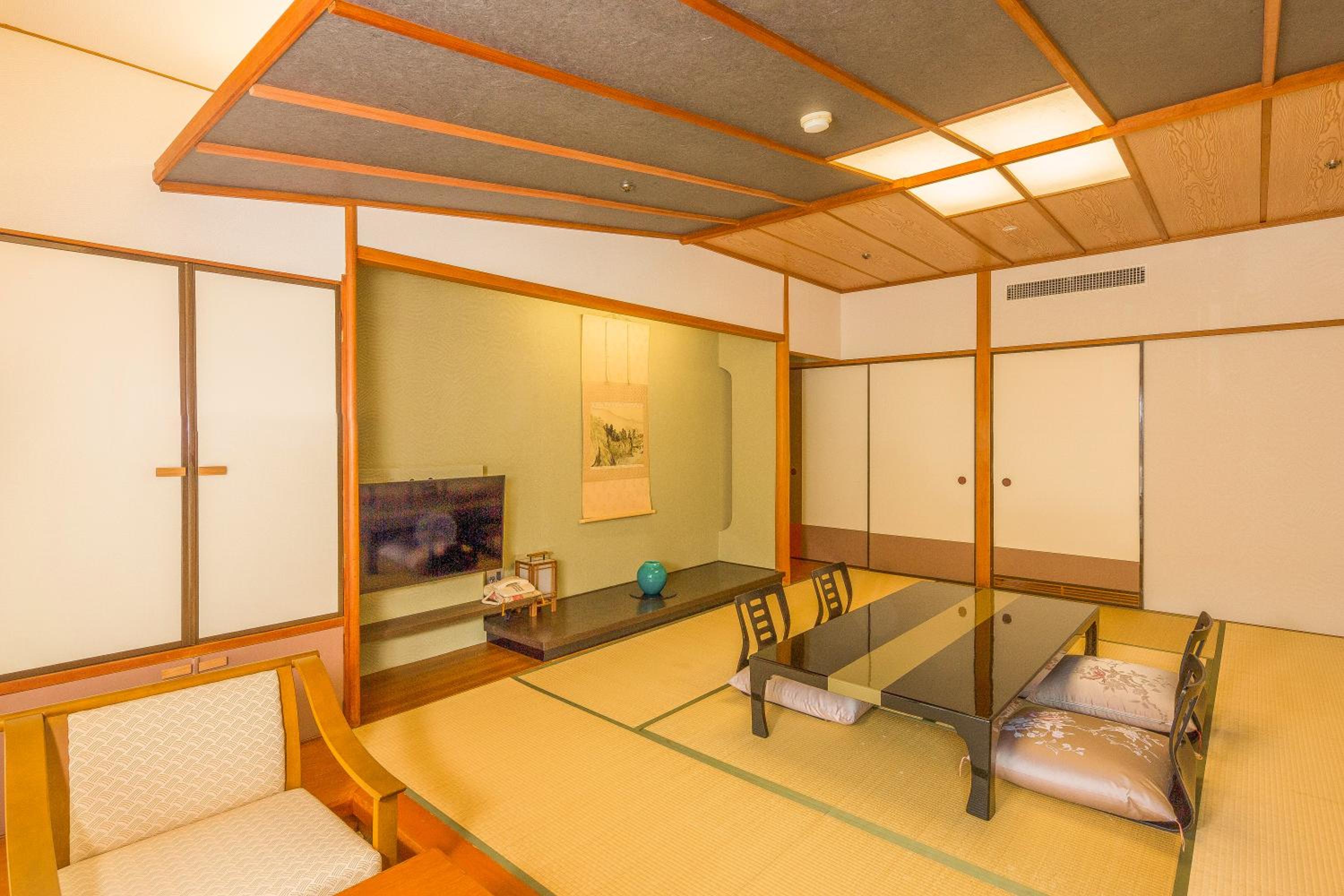 Japanese-Style Standard Room with River View - Photo 4