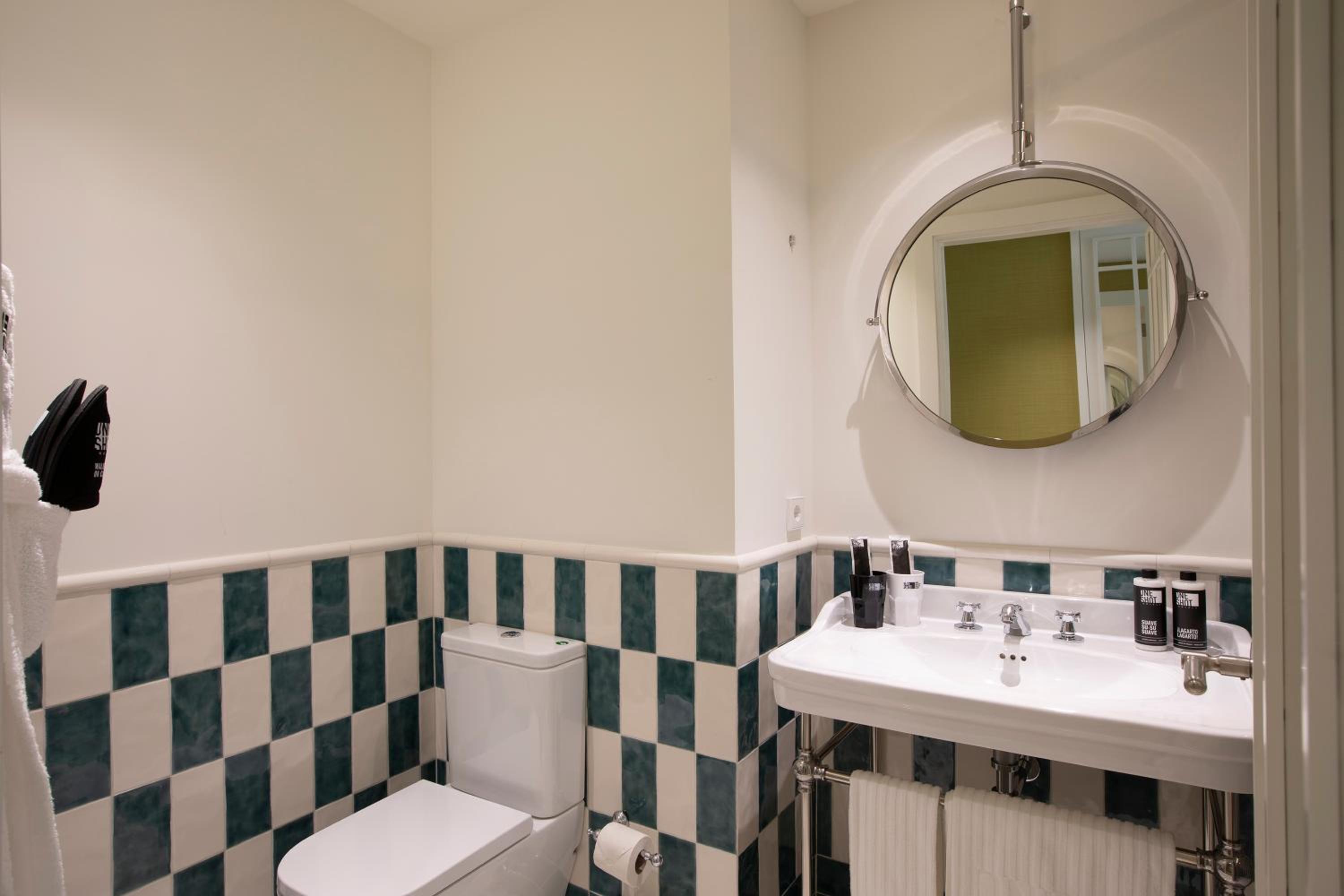 Deluxe Double Room - Photo 9