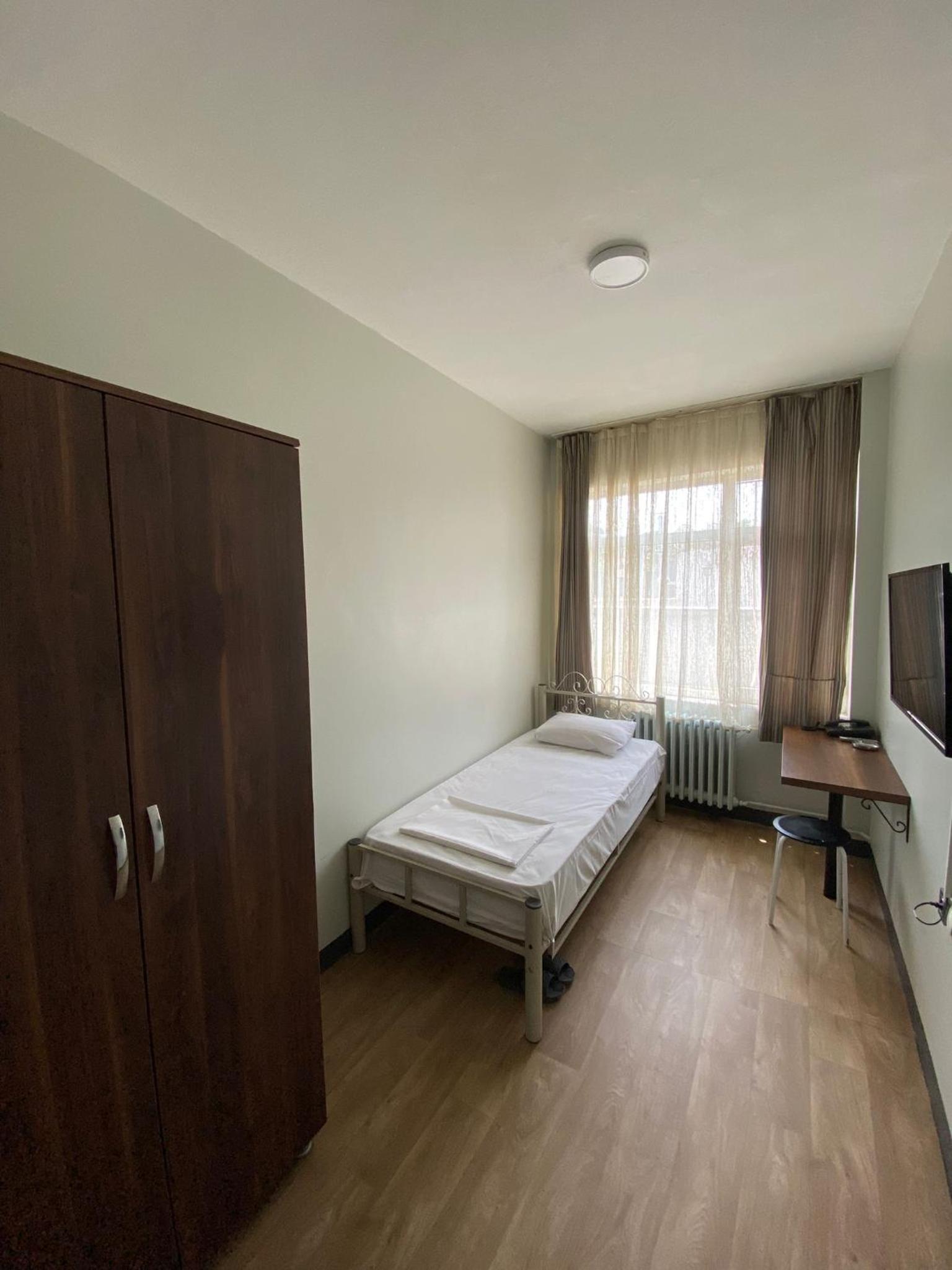Single Room with Shared Shower and Toilet photo 1