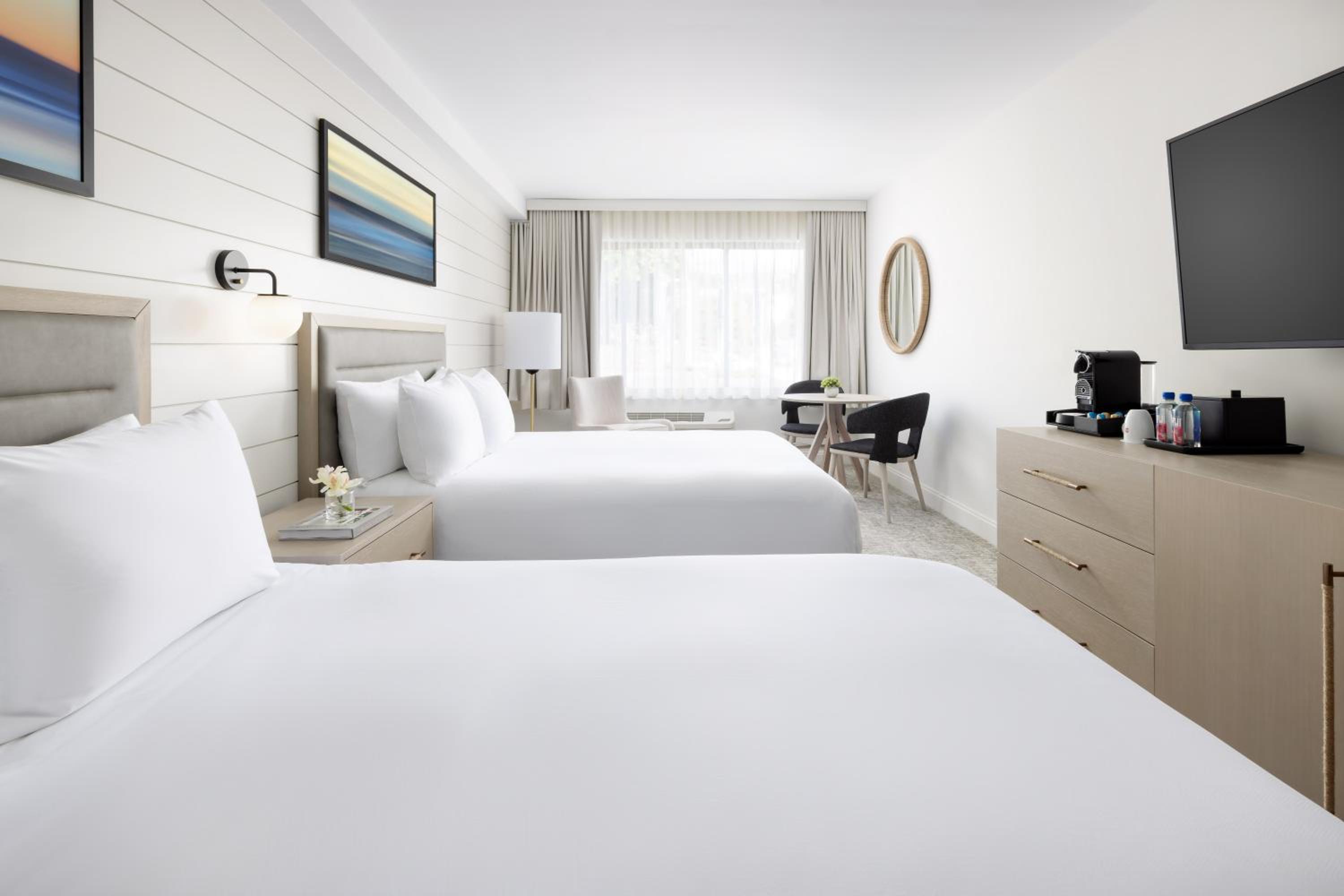 Queen Room with Two Queen Beds and Accessible Tub photo 3