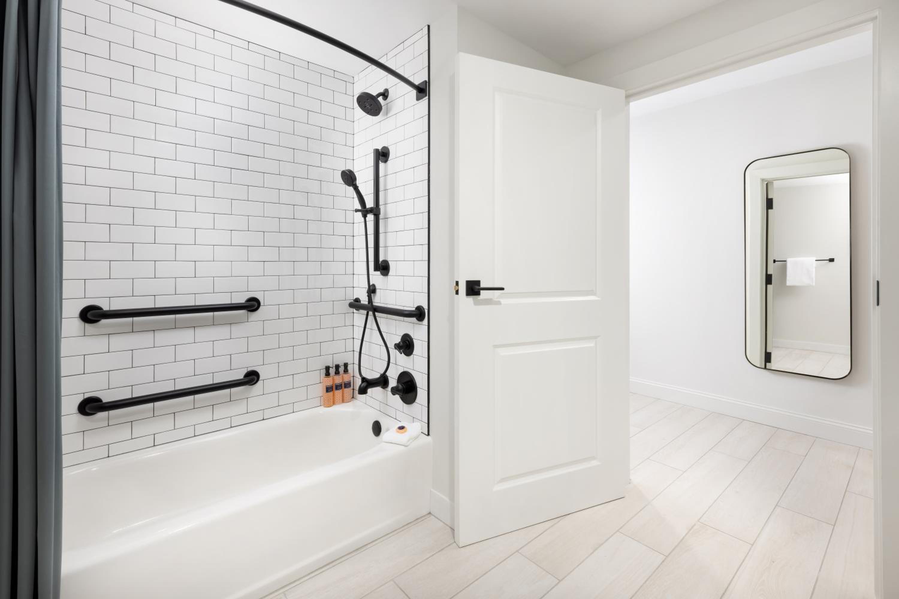 Queen Room with Two Queen Beds and Accessible Tub photo 2