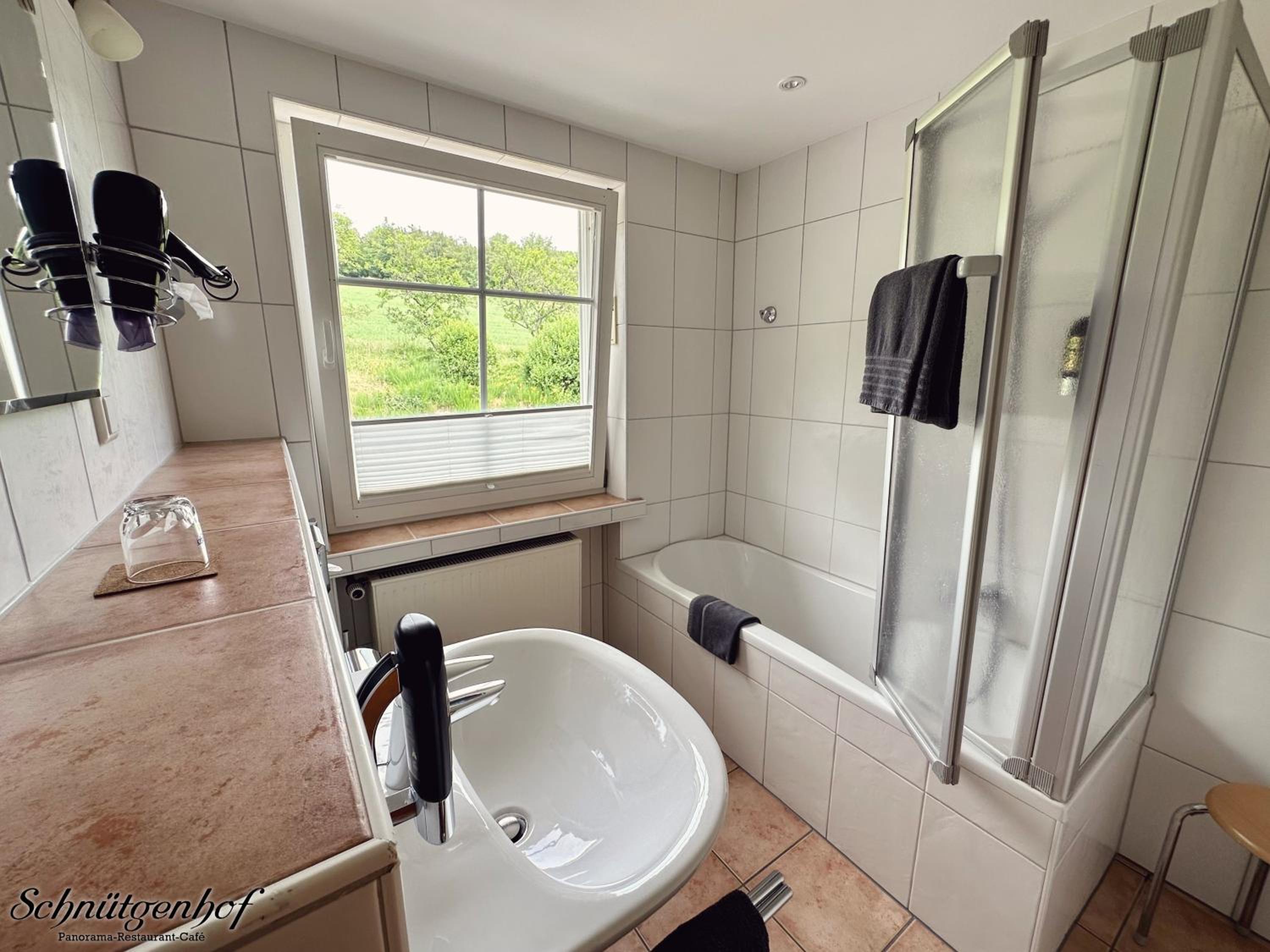 Single Room with Bath photo 3