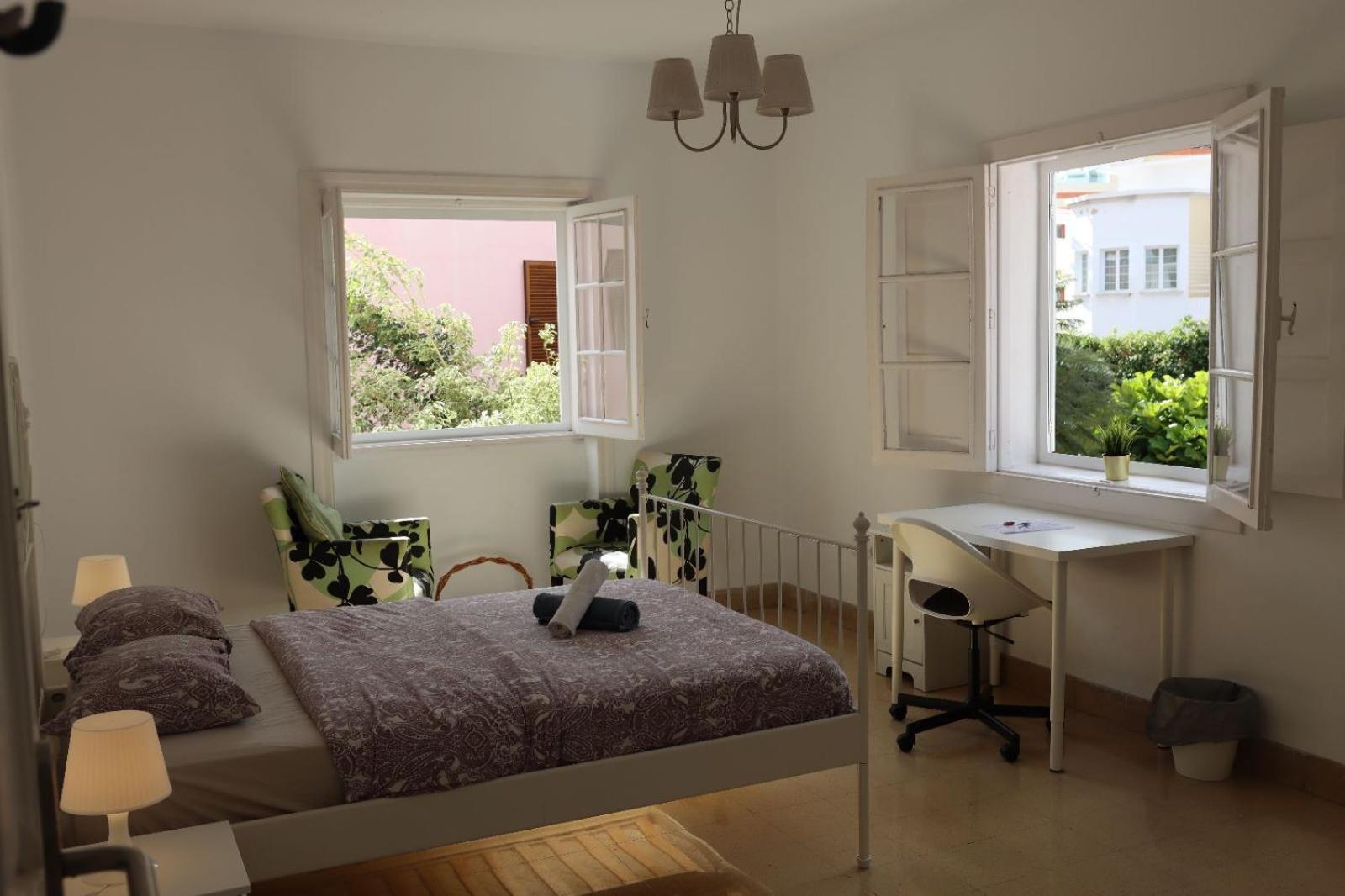 Habitación Triple con Vista al Jardín