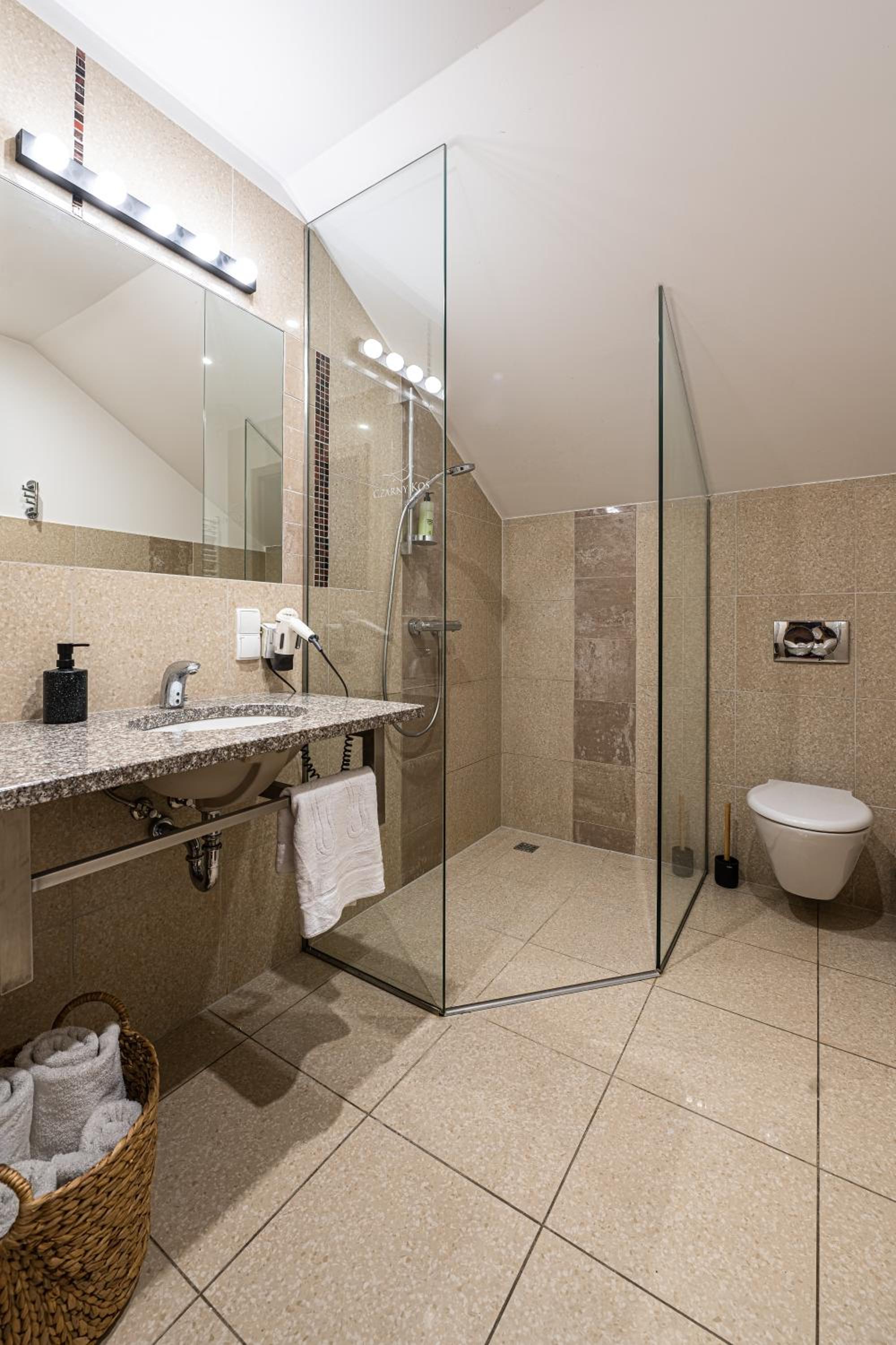 Large Double Room - Photo 4