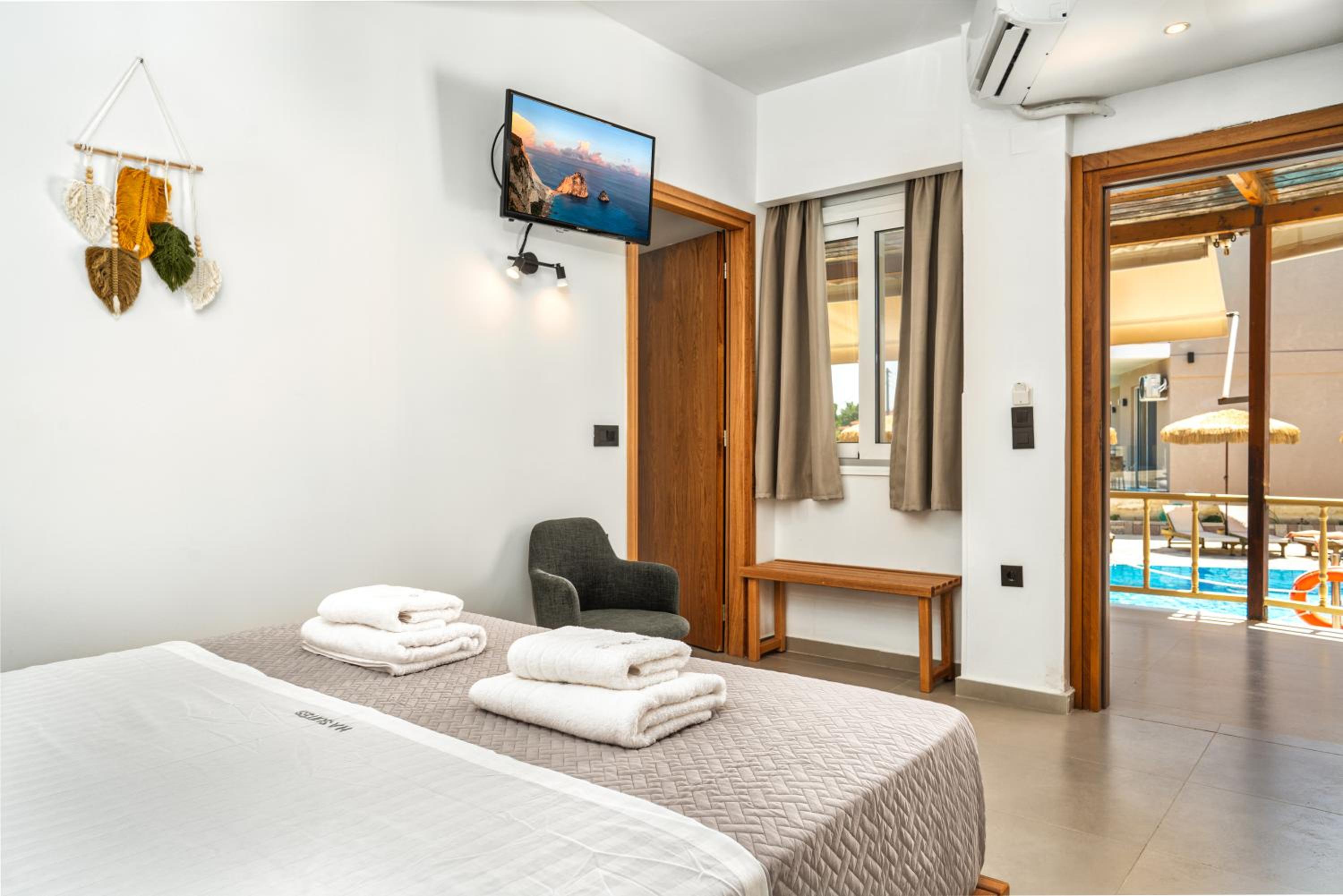 Junior Suite with Balcony - Photo 6