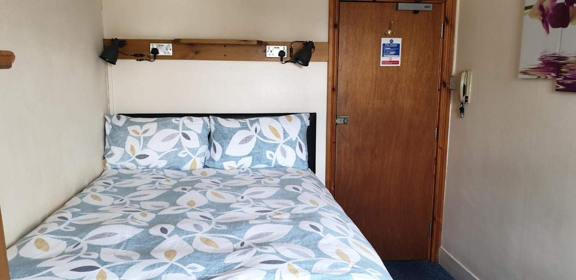 Double Room with Shared Bathroom photo 3