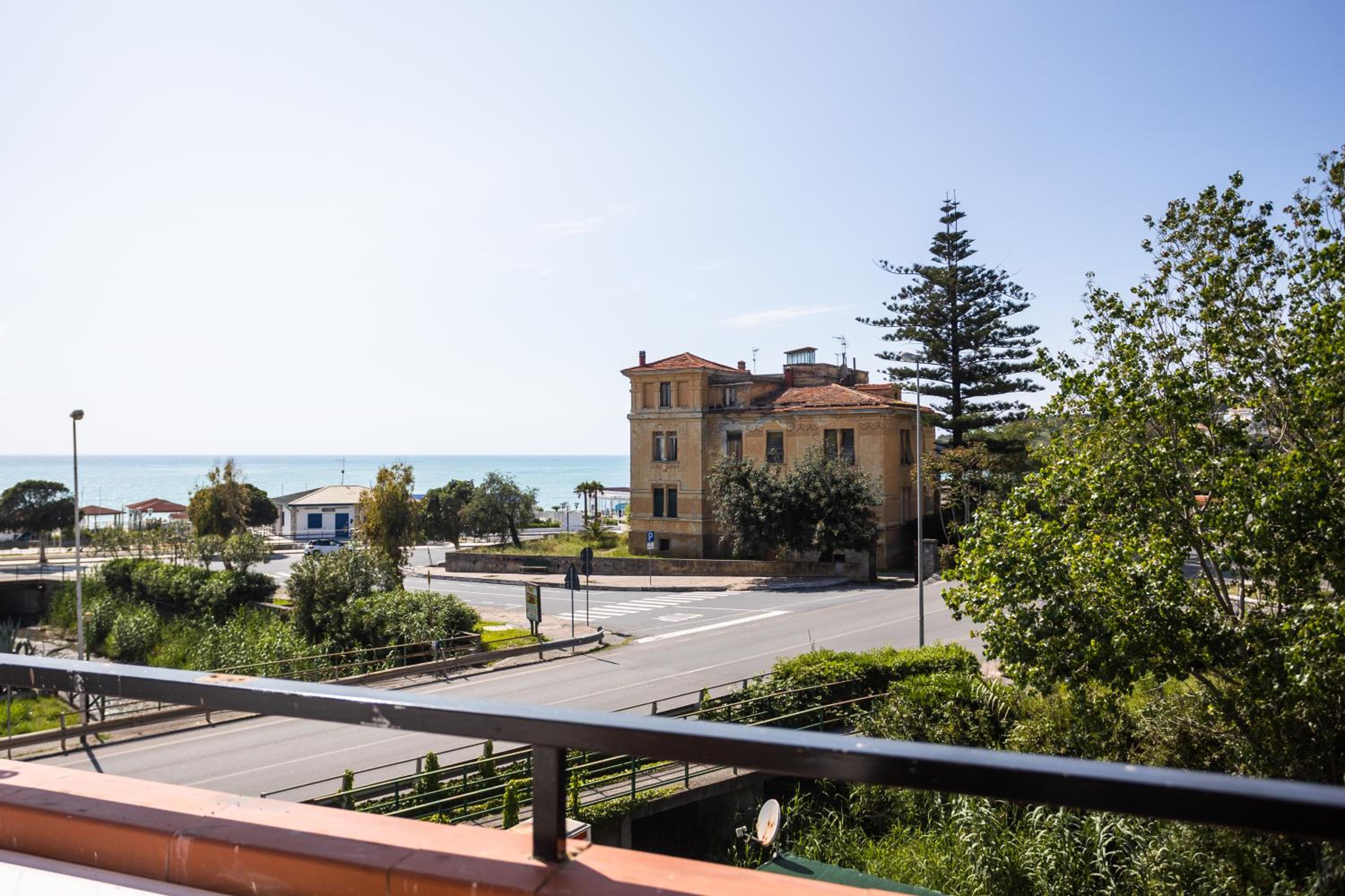 Deluxe Double Room with Balcony and Sea View - Photo 16