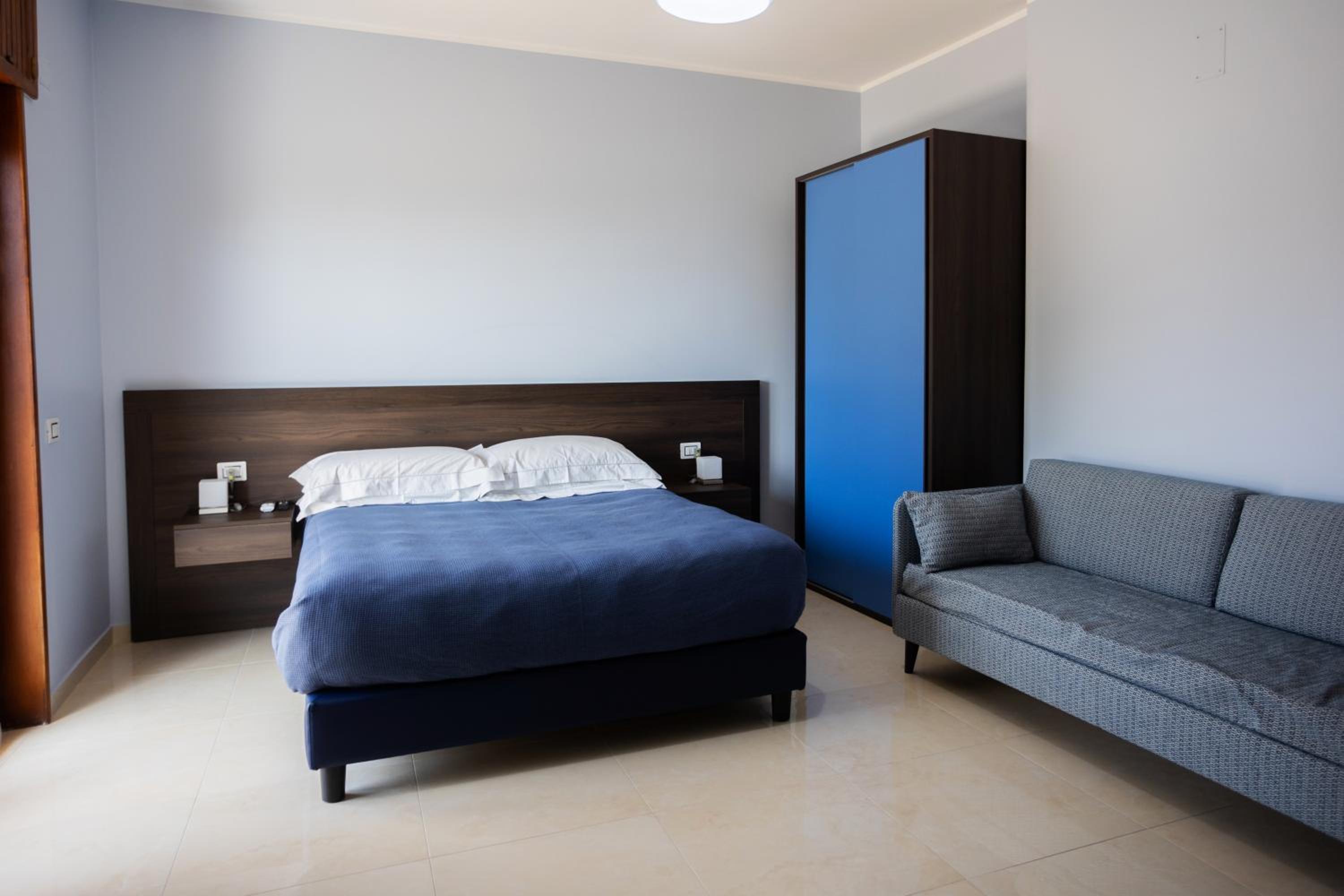 Deluxe Double Room with Balcony and Sea View - Photo 15