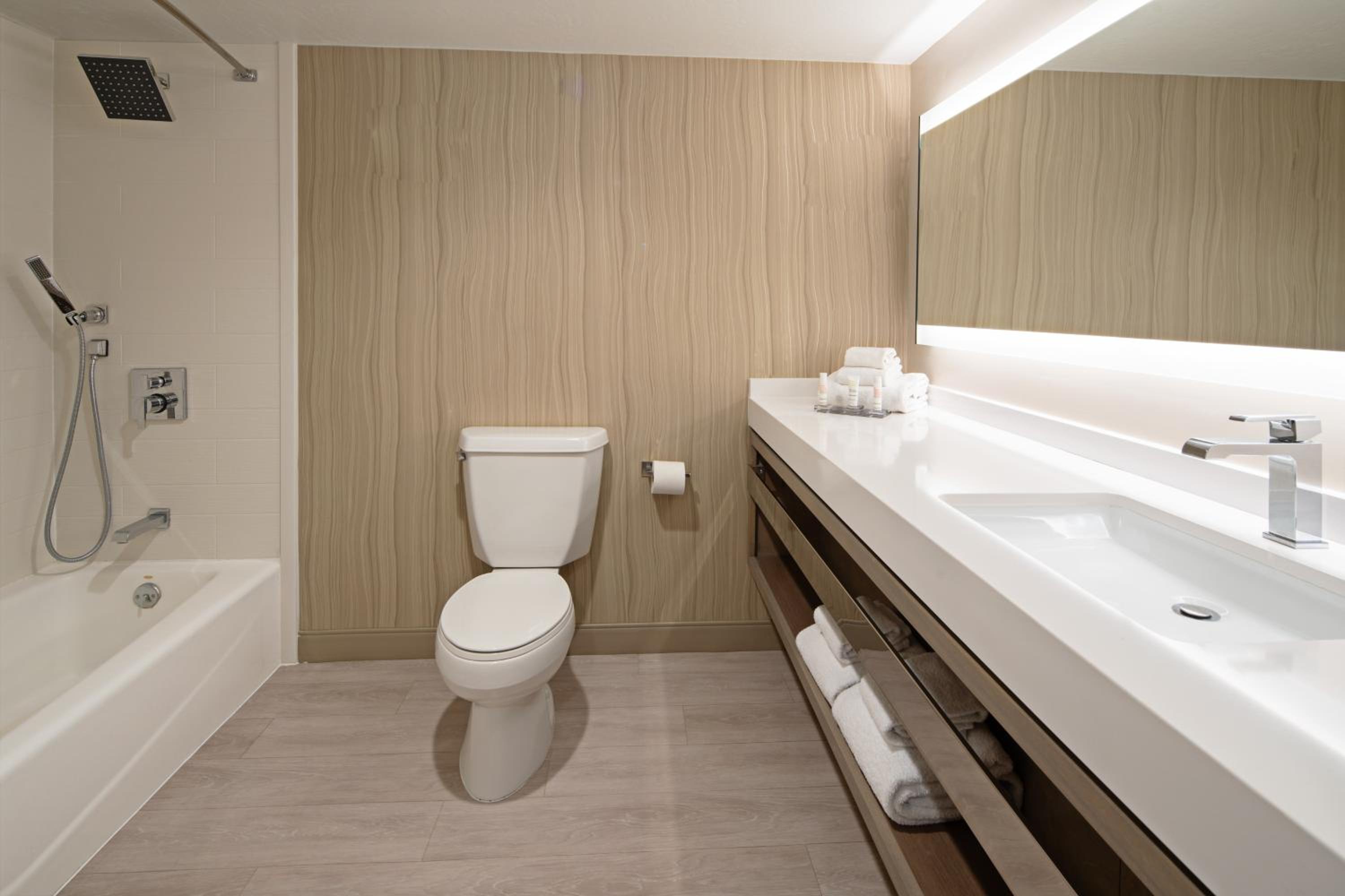 Queen Room with Two Queen Beds - Photo 2