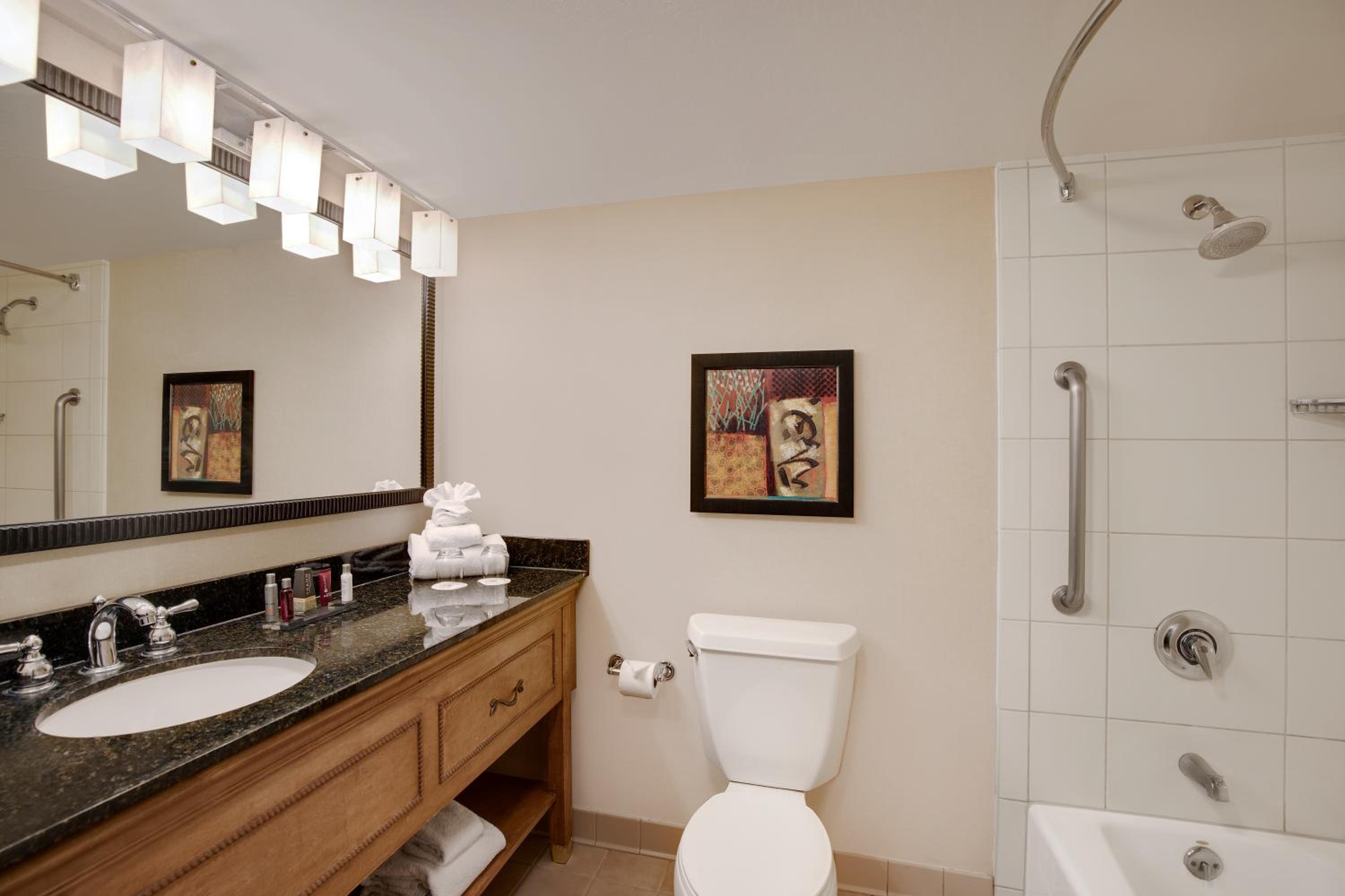 Queen Room with Two Queen Beds - Photo 4