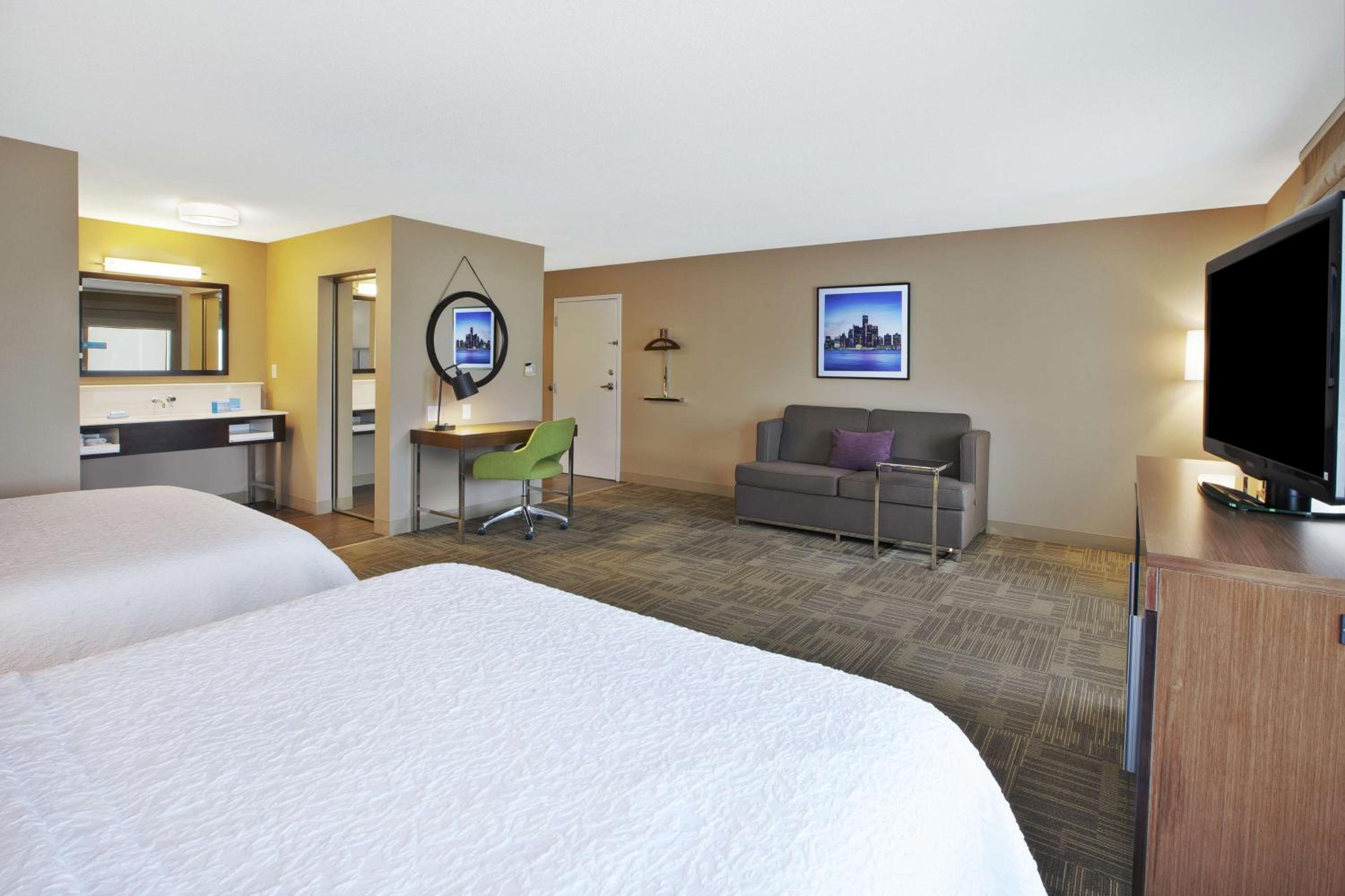 Queen Studio Suite with Two Queen Beds and Sofa Bed - Non-Smoking - Photo 5