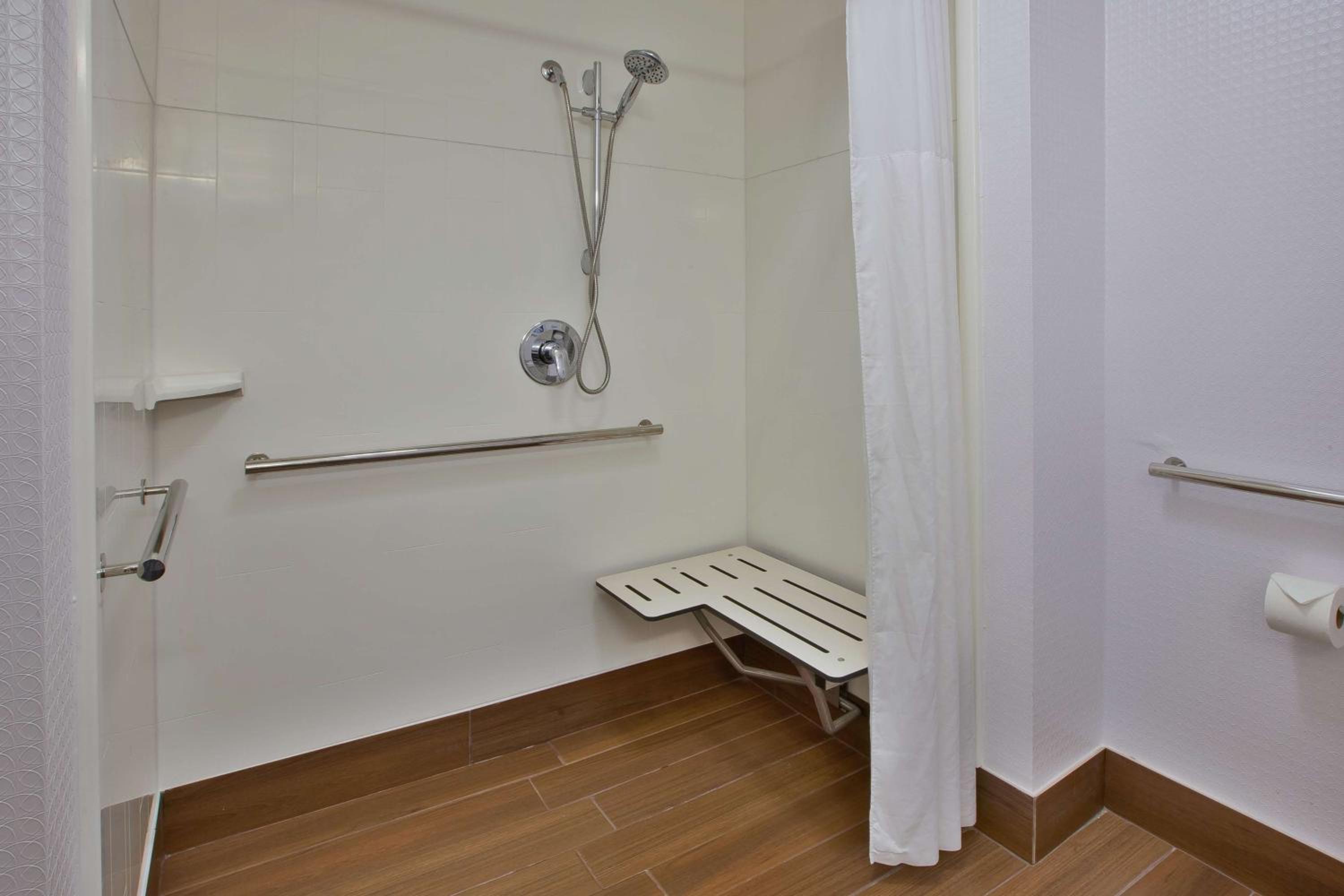 King Room with Roll-In Shower - Mobility and Hearing Access/Non-Smoking - Photo 2