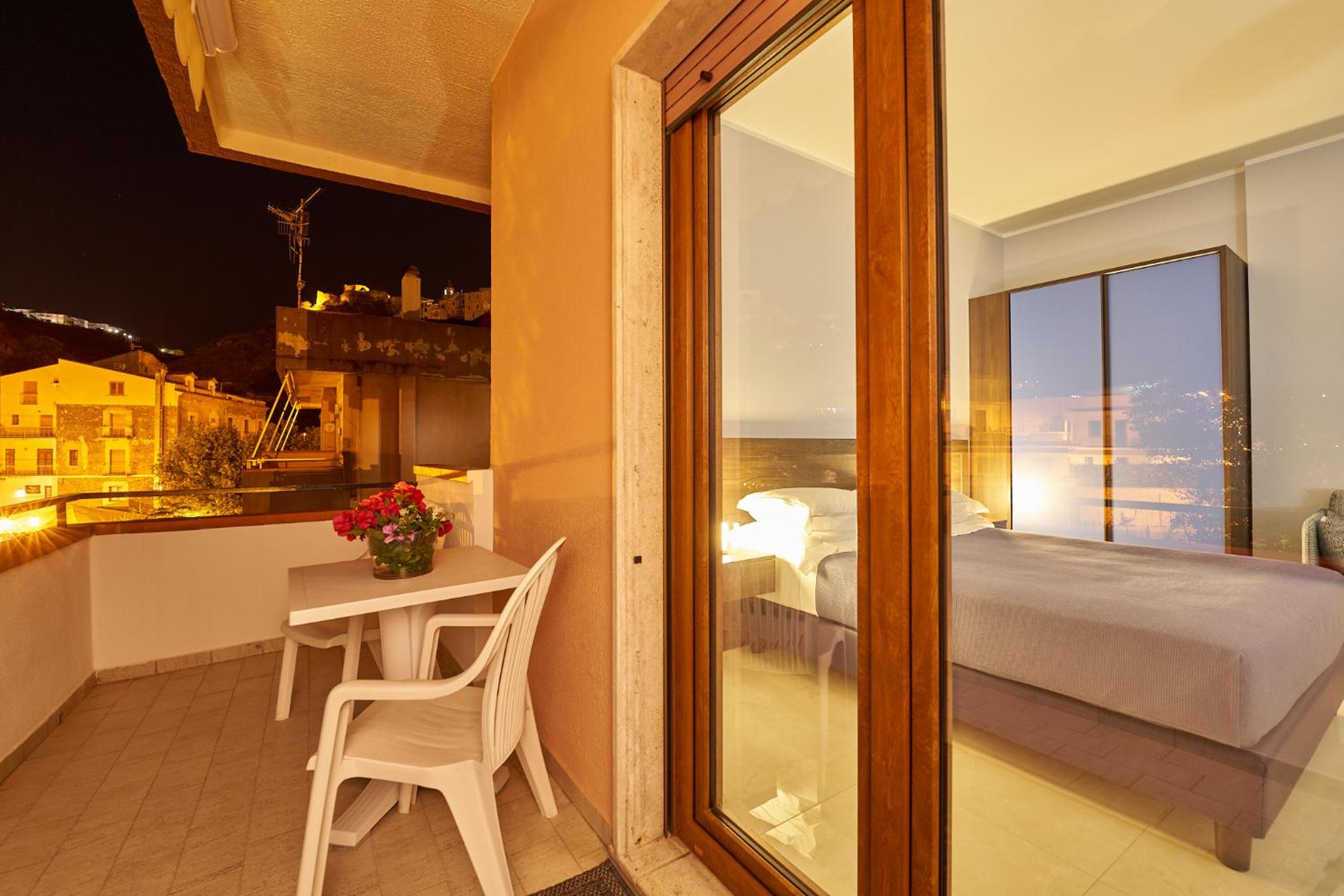Deluxe Double Room with Balcony and Sea View - Photo 14