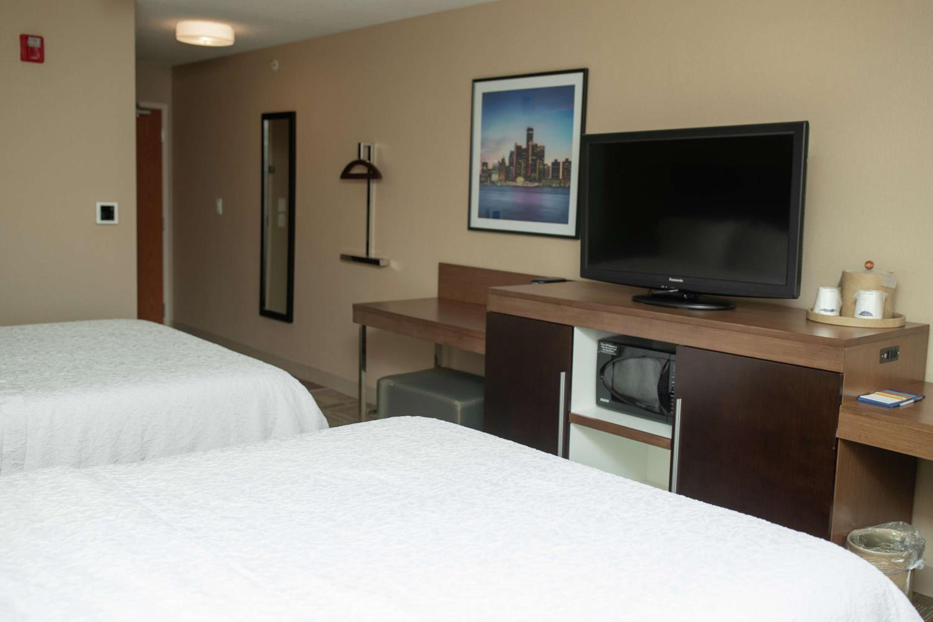 Room with Two Queen Beds - Non-Smoking - Photo 5