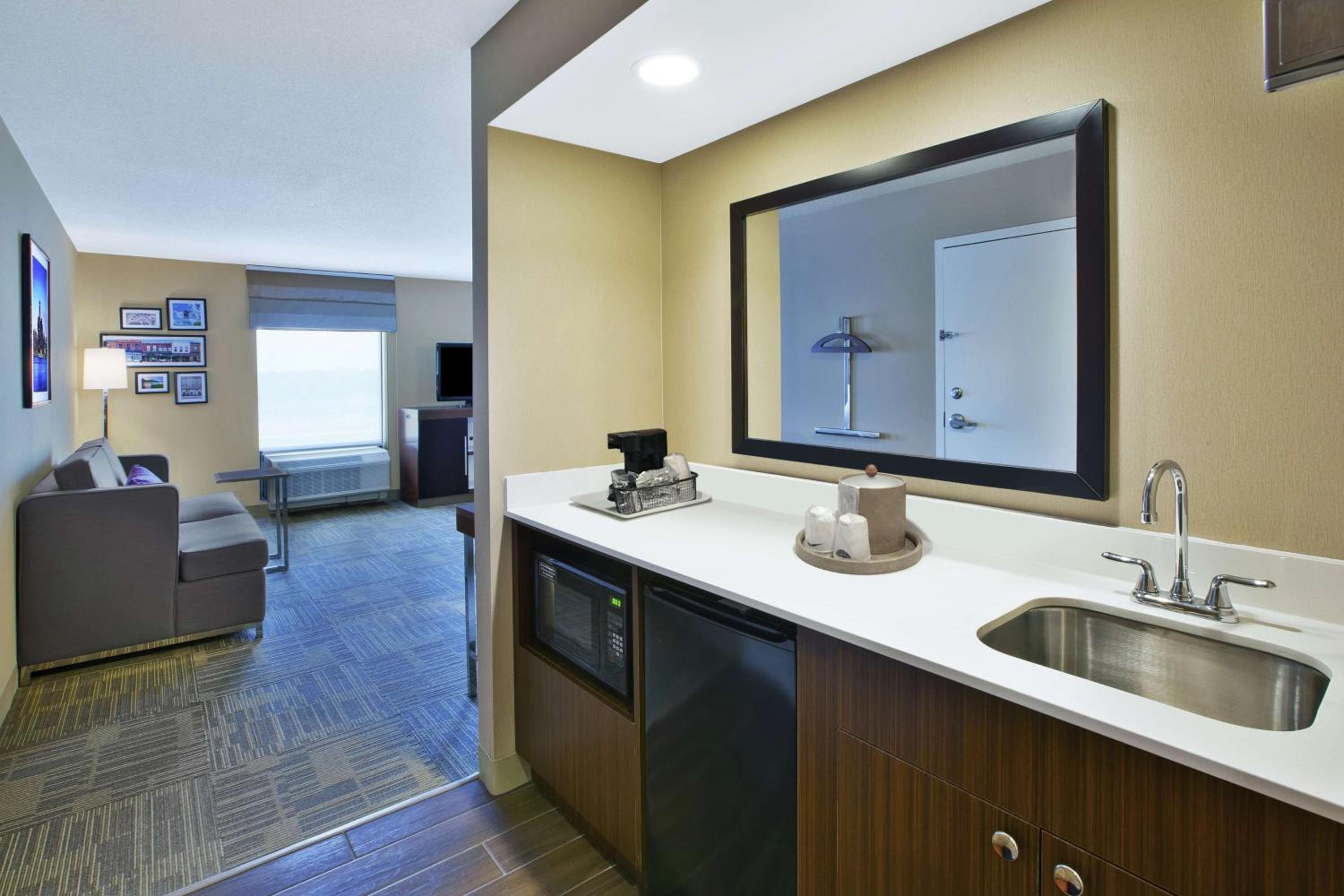 Queen Studio Suite with Two Queen Beds and Sofa Bed - Non-Smoking - Photo 3