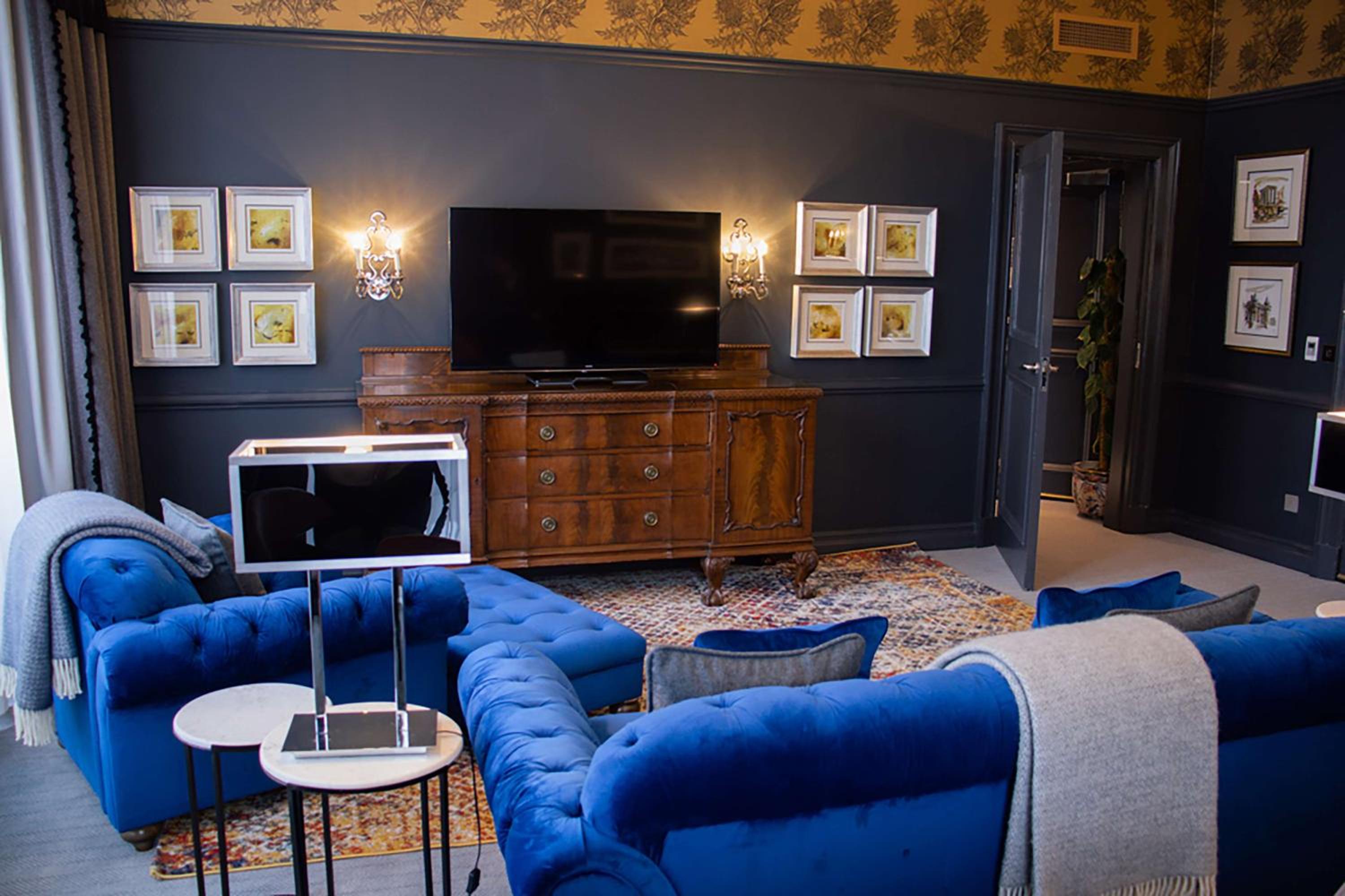 One-Bedroom King Suite with Castle View - Photo 4