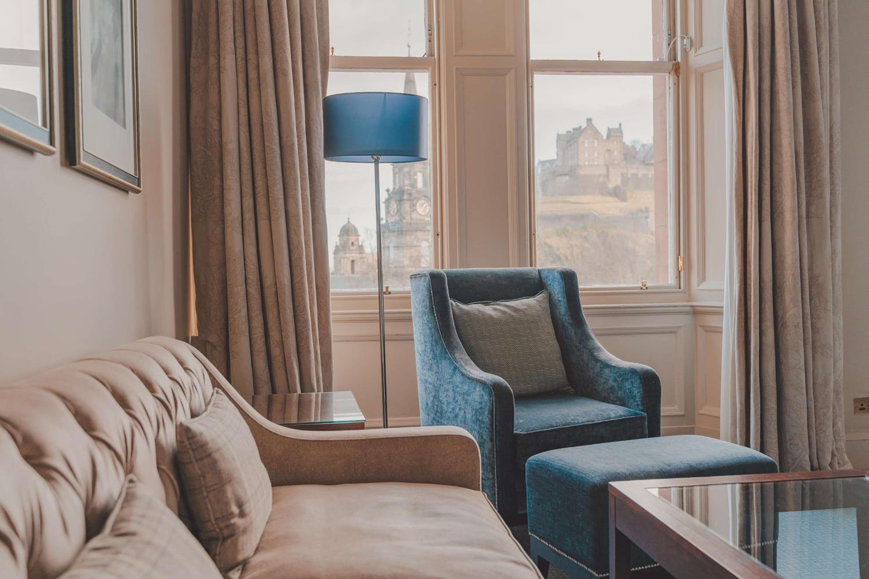 One-Bedroom King Suite with Castle View - Photo 2