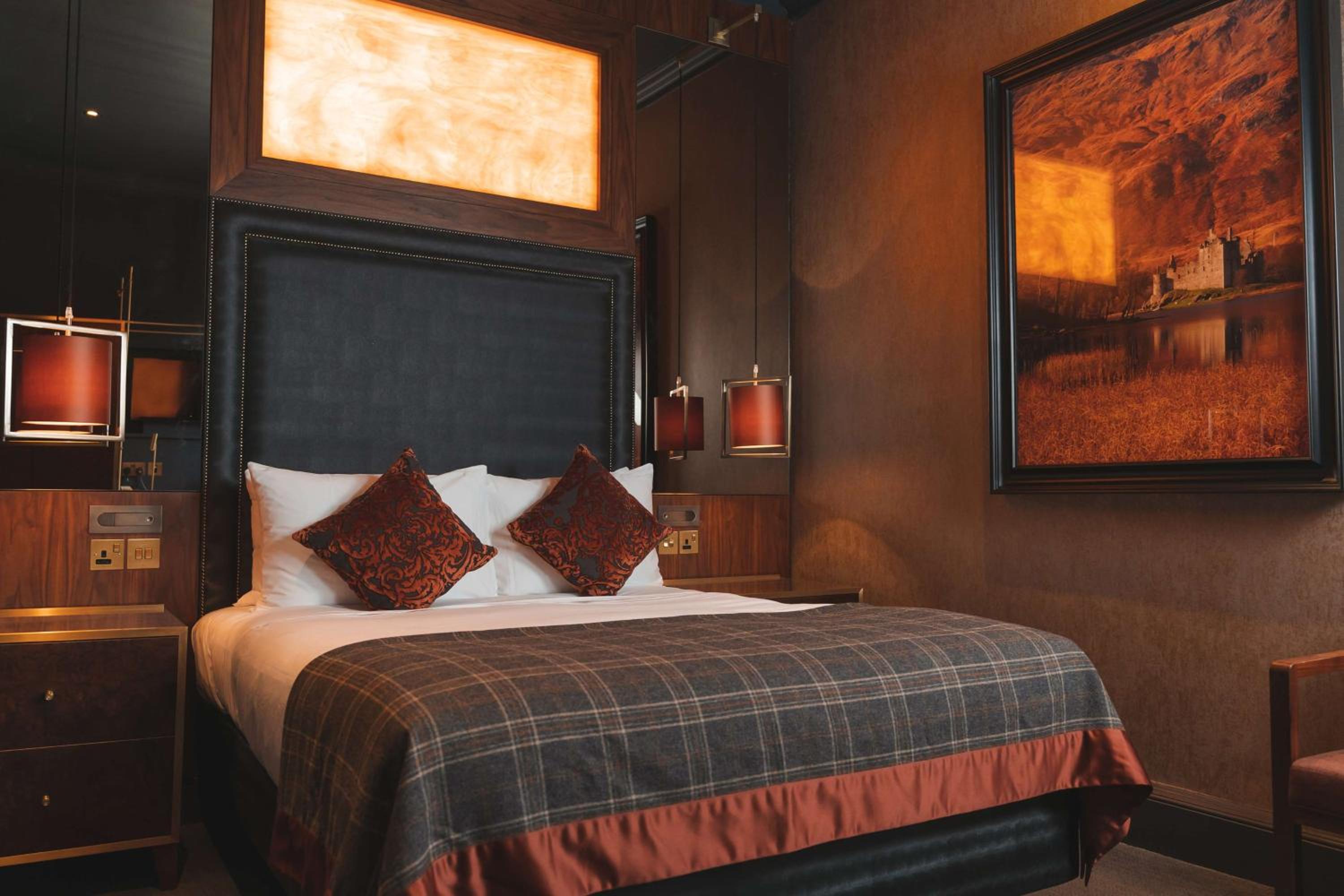 Queen Carriage Room