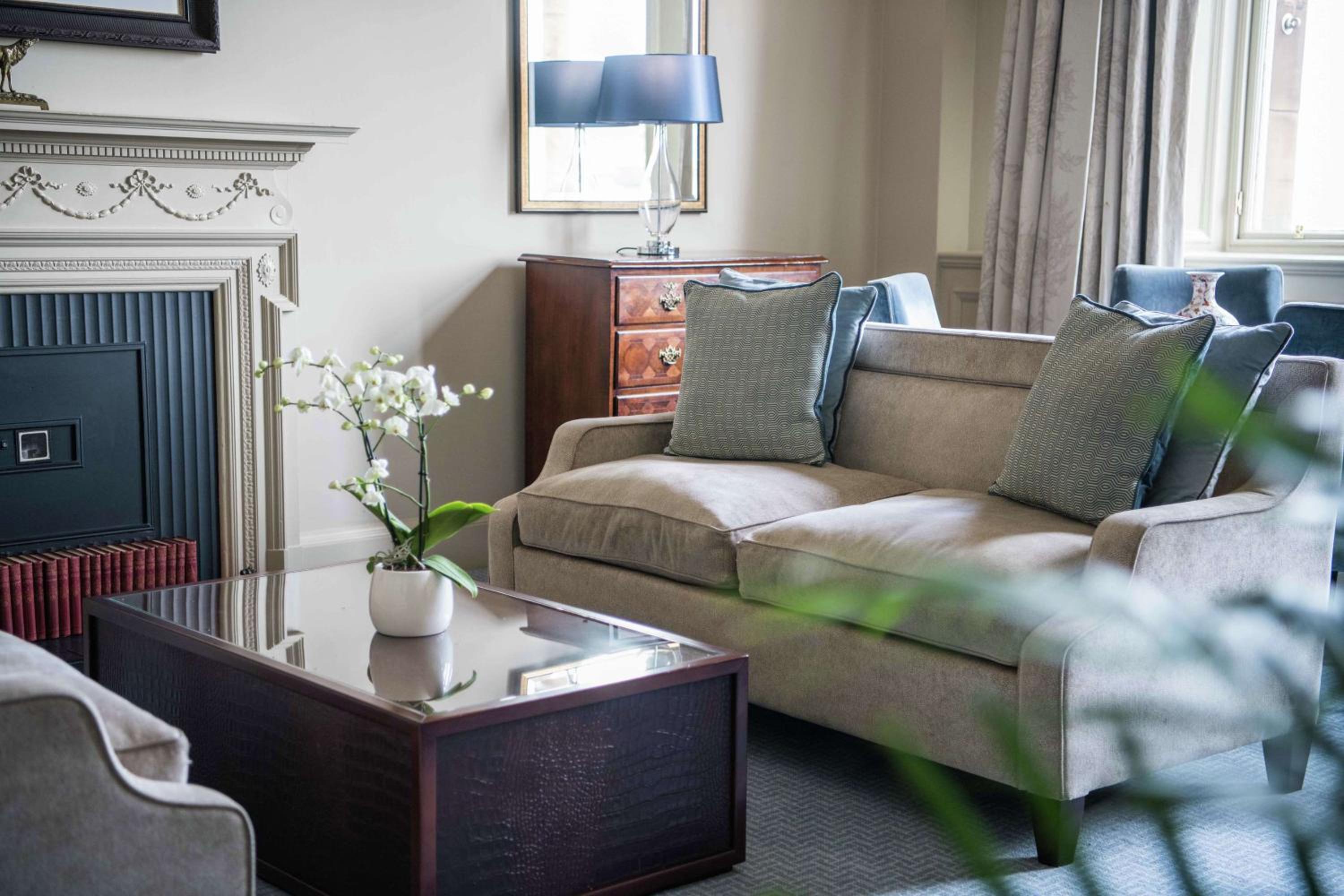 One-Bedroom King Suite with Castle View - Photo 13