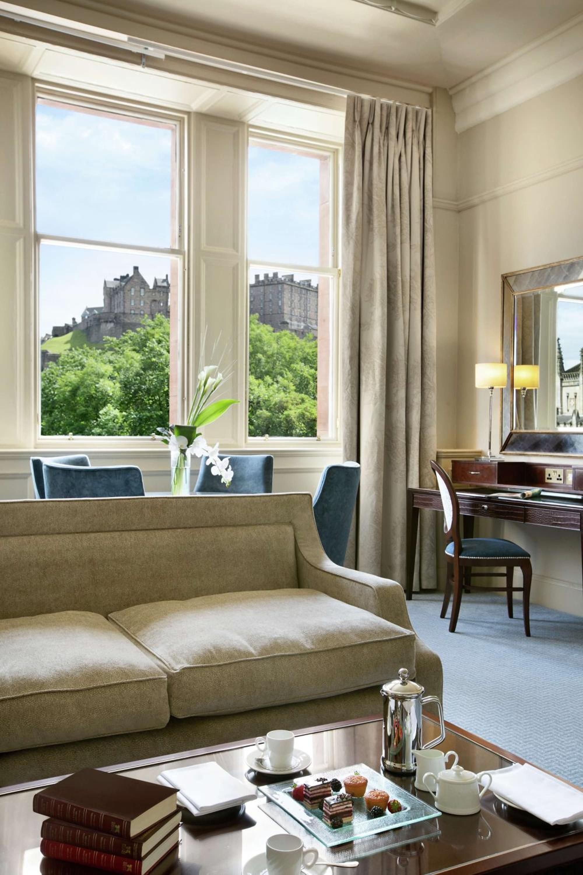 One-Bedroom King Suite with Castle View - Photo 12