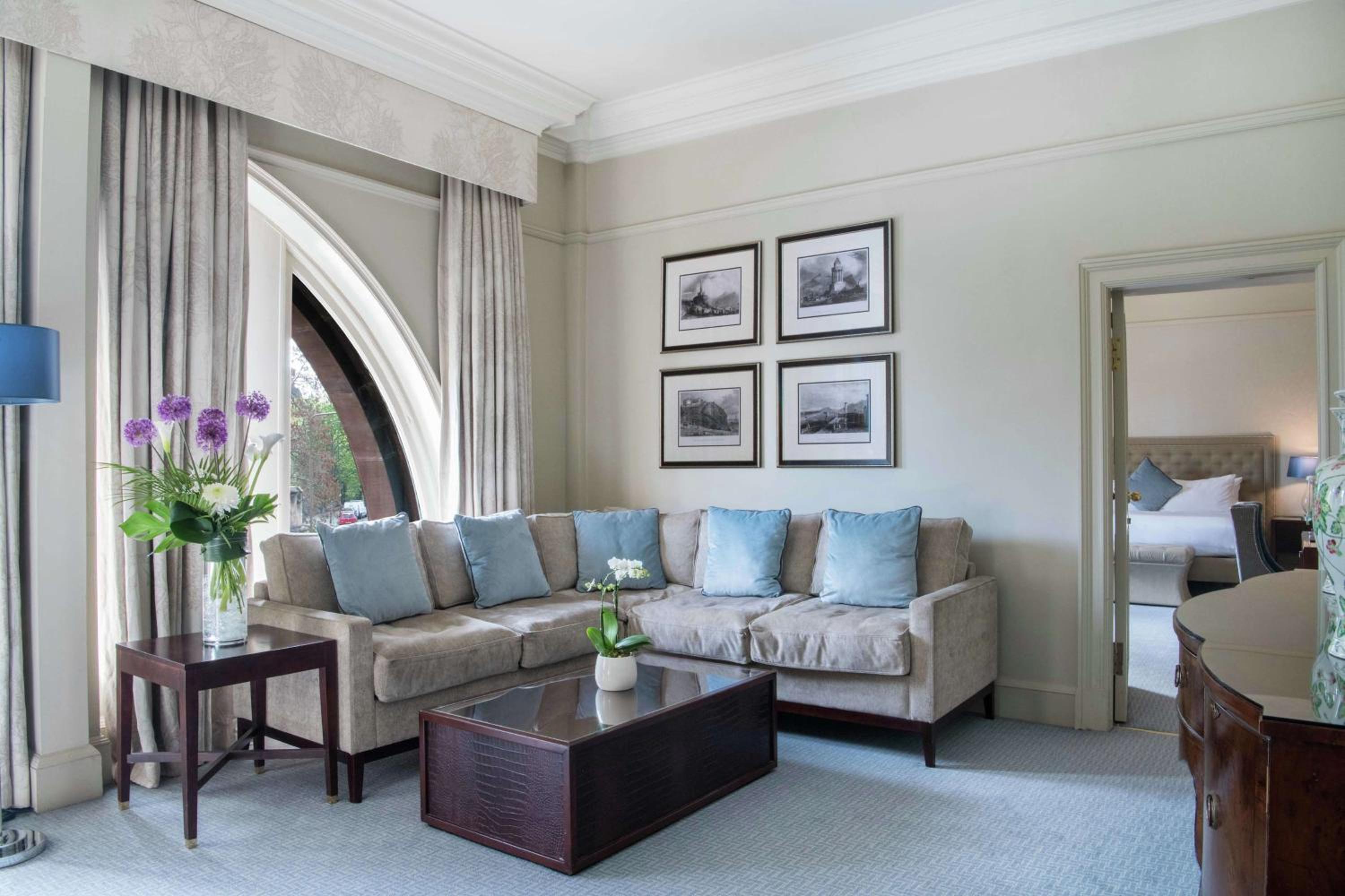 One-Bedroom King Suite with Castle View - Photo 15