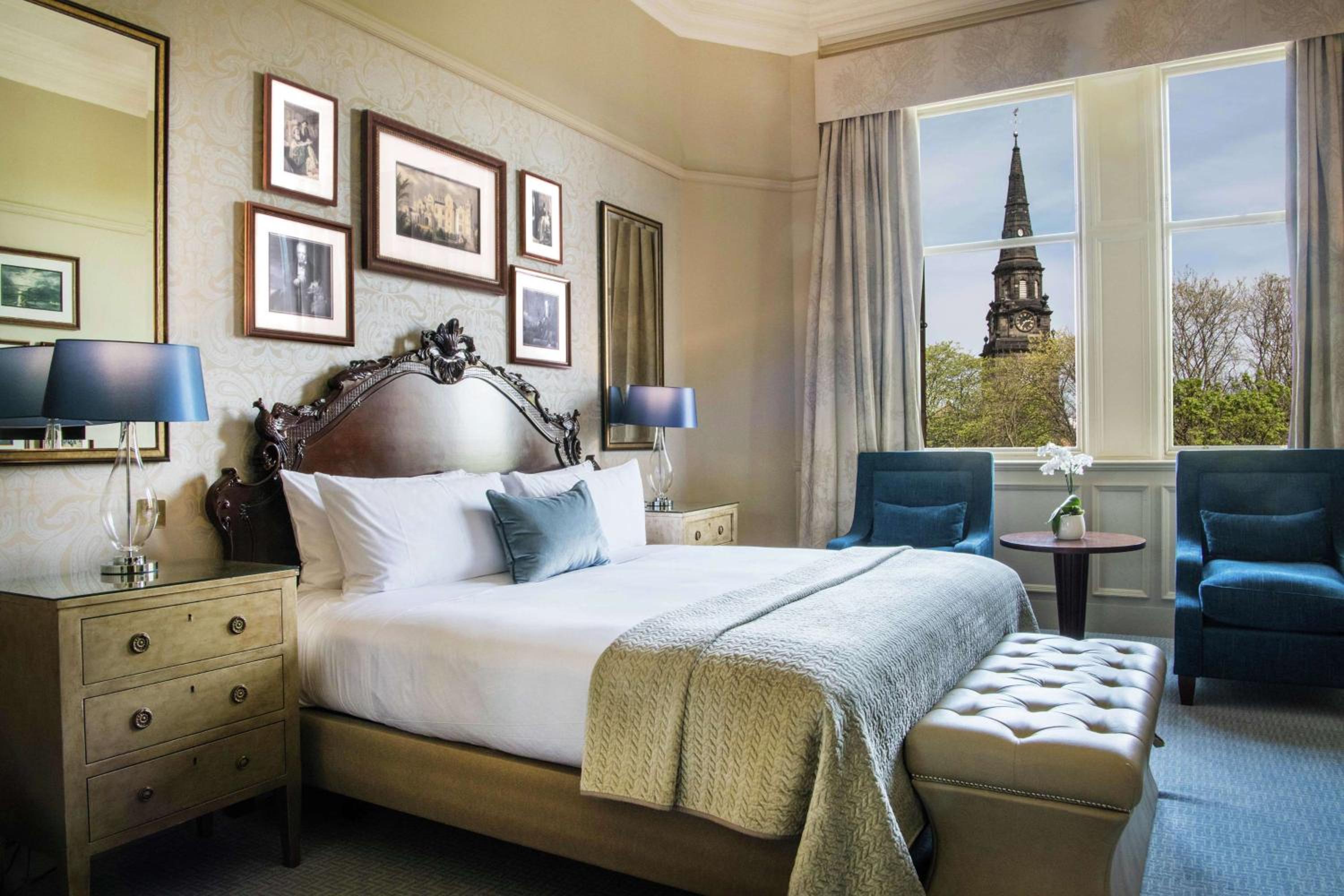 One-Bedroom King Suite with Castle View - Photo 11