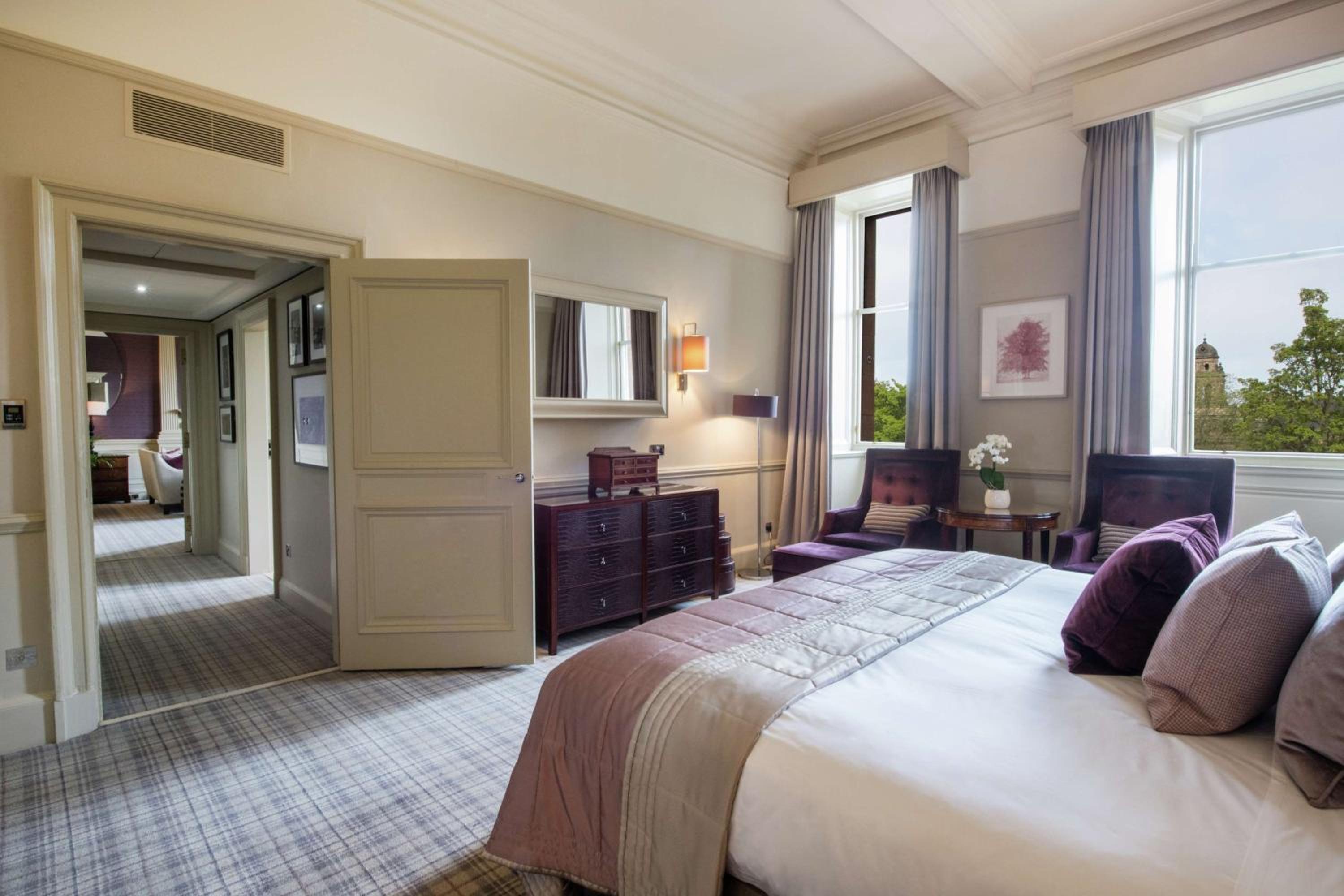 One-Bedroom King Suite with Castle View - Photo 23