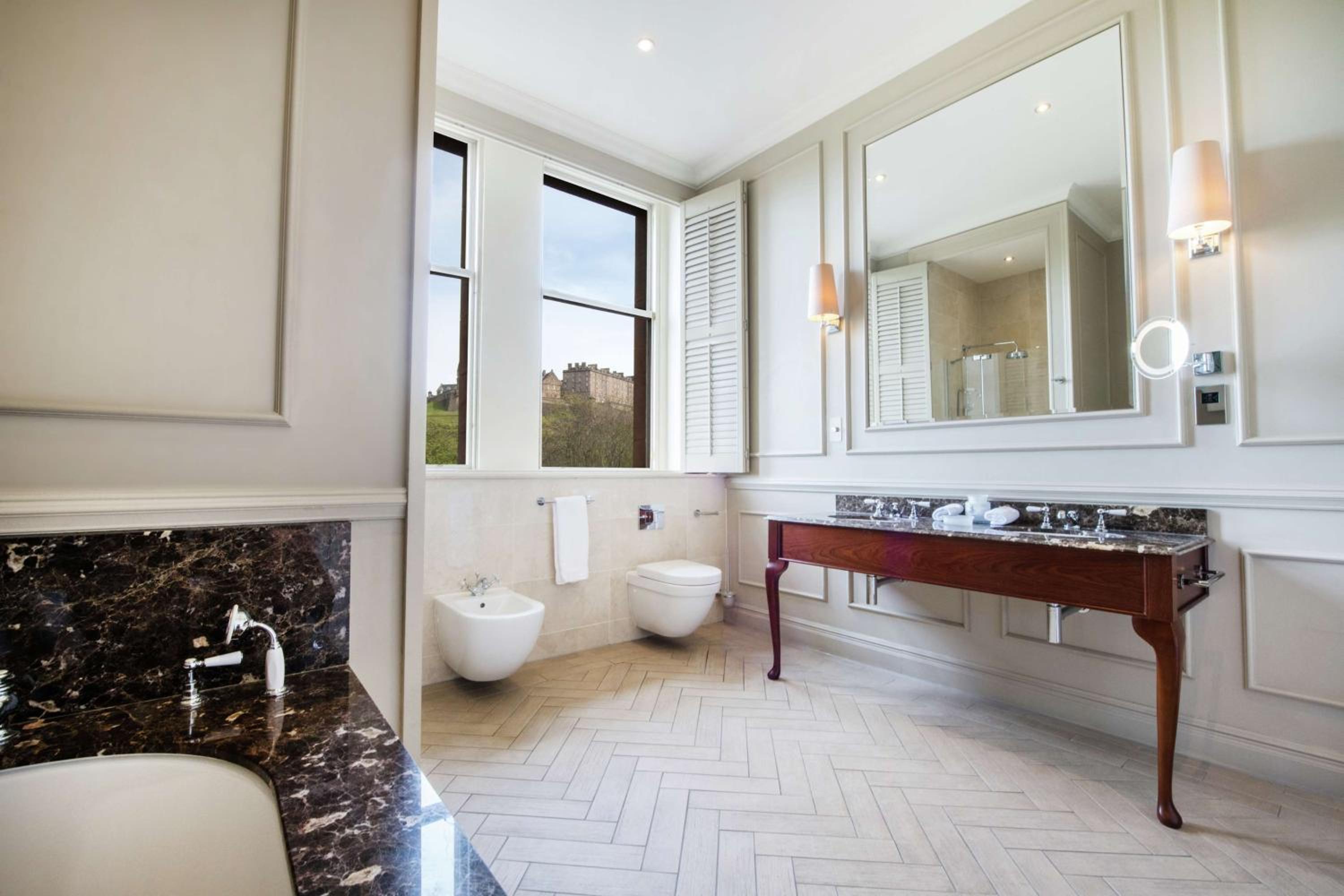 One-Bedroom King Suite with Castle View - Photo 10