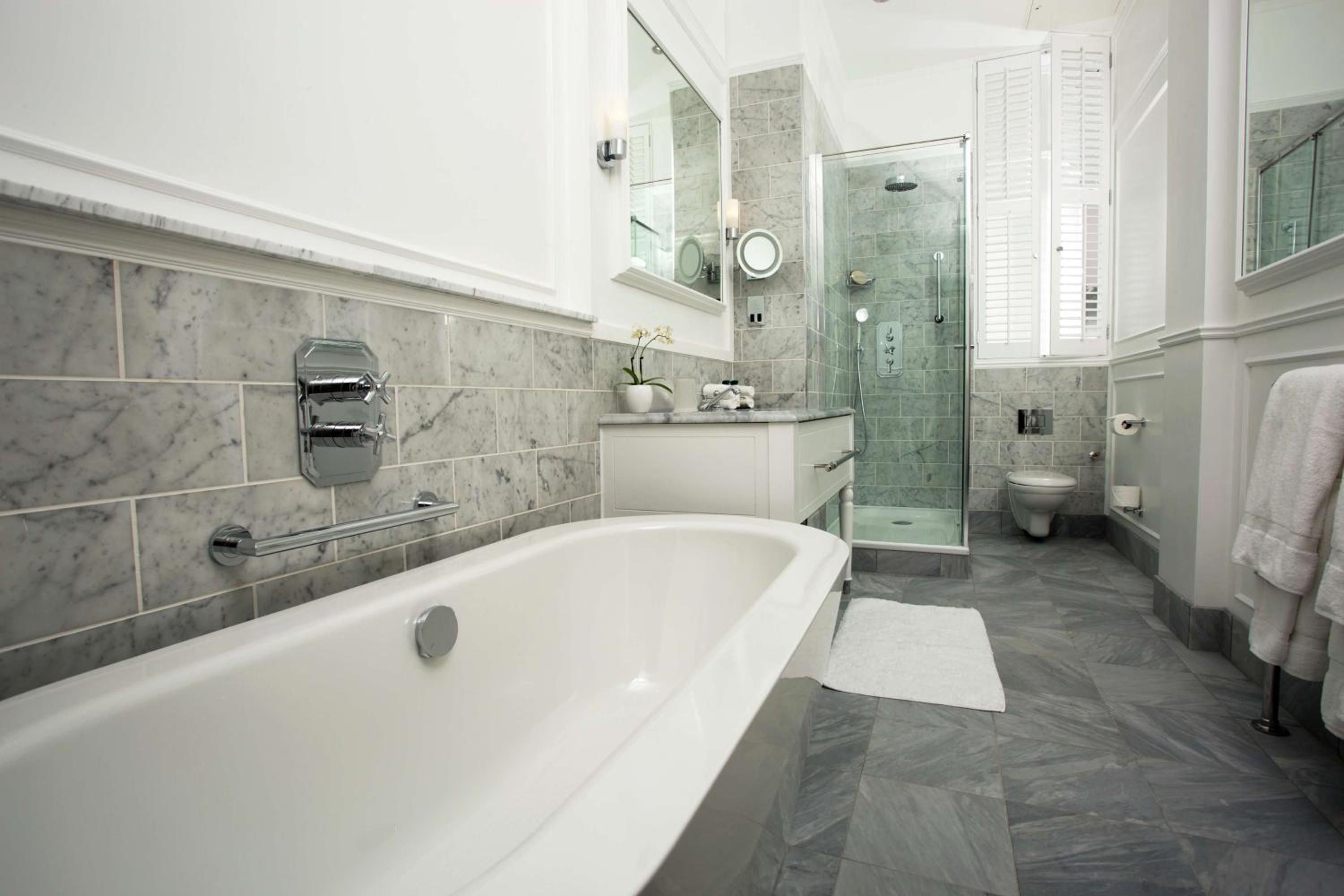One-Bedroom King Suite with Castle View - Photo 21