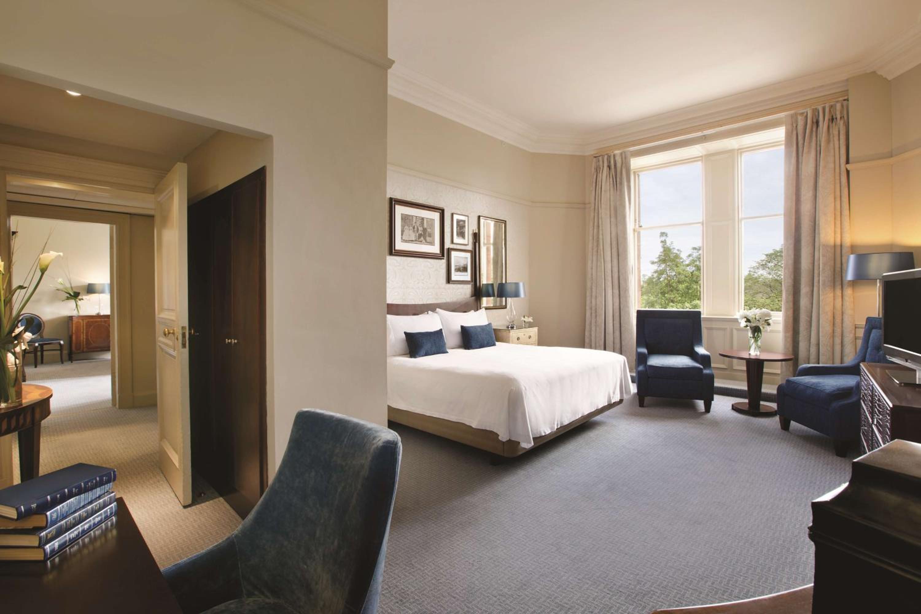 One-Bedroom King Suite with Castle View - Photo 20