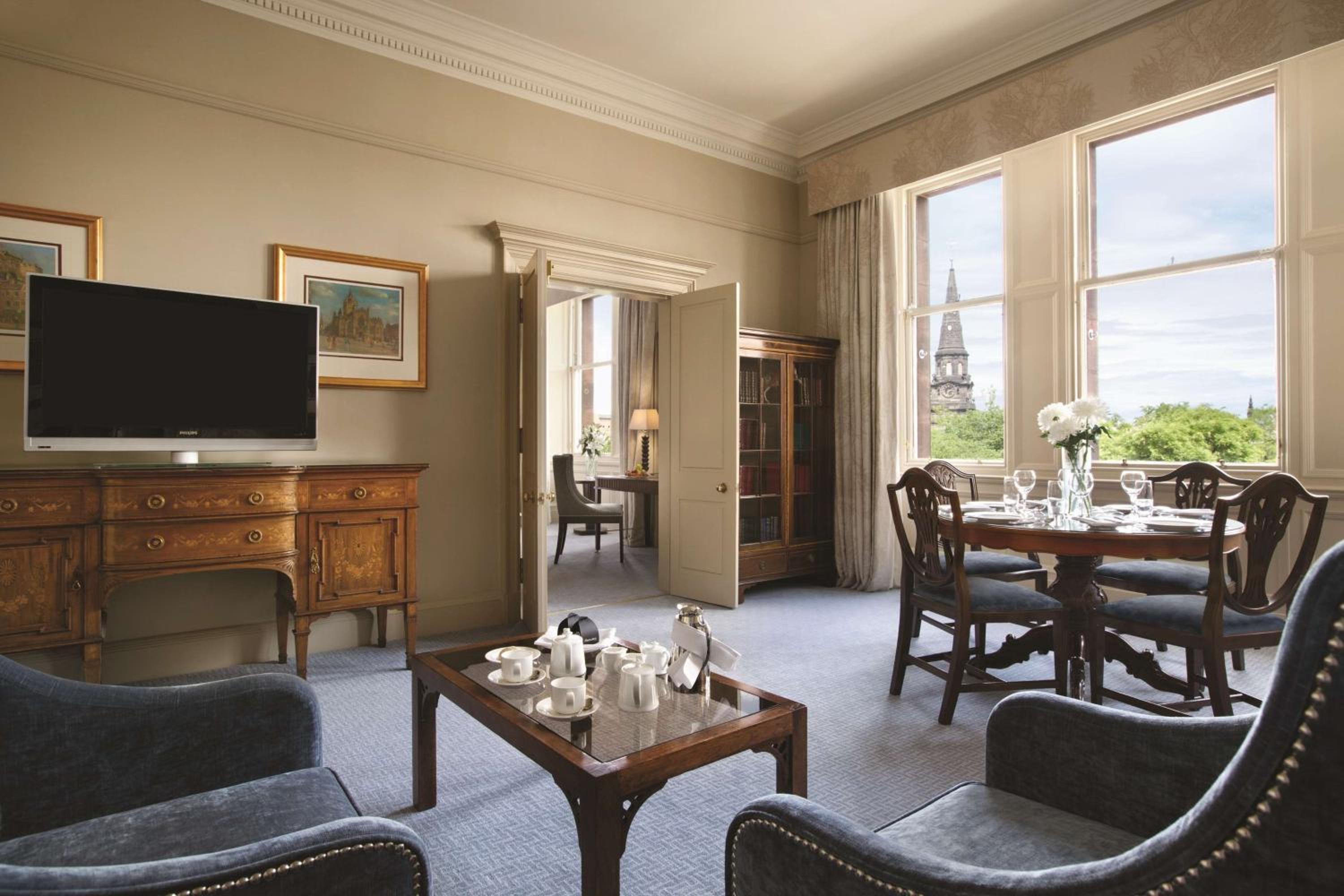 One-Bedroom King Suite with Castle View - Photo 9