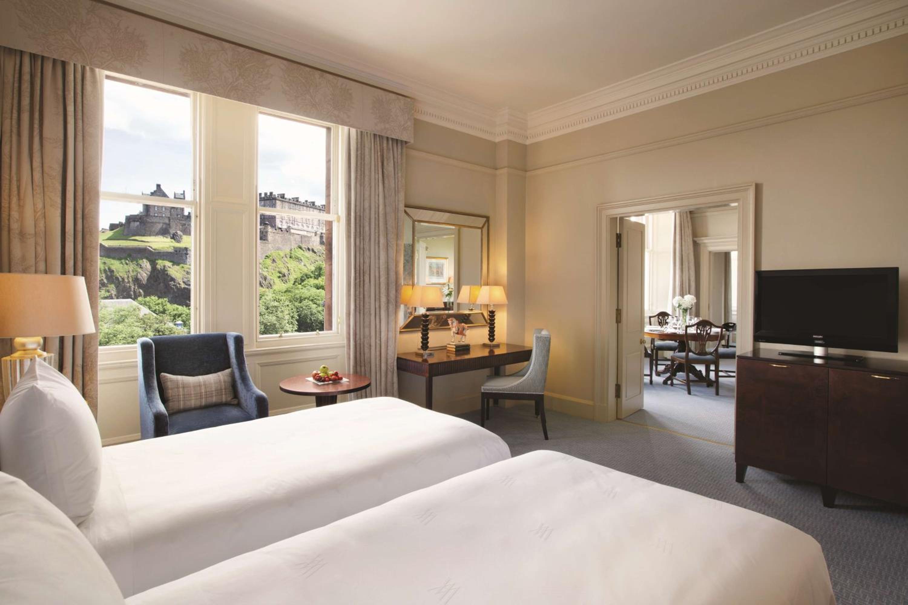 One-Bedroom King Suite with Castle View - Photo 19