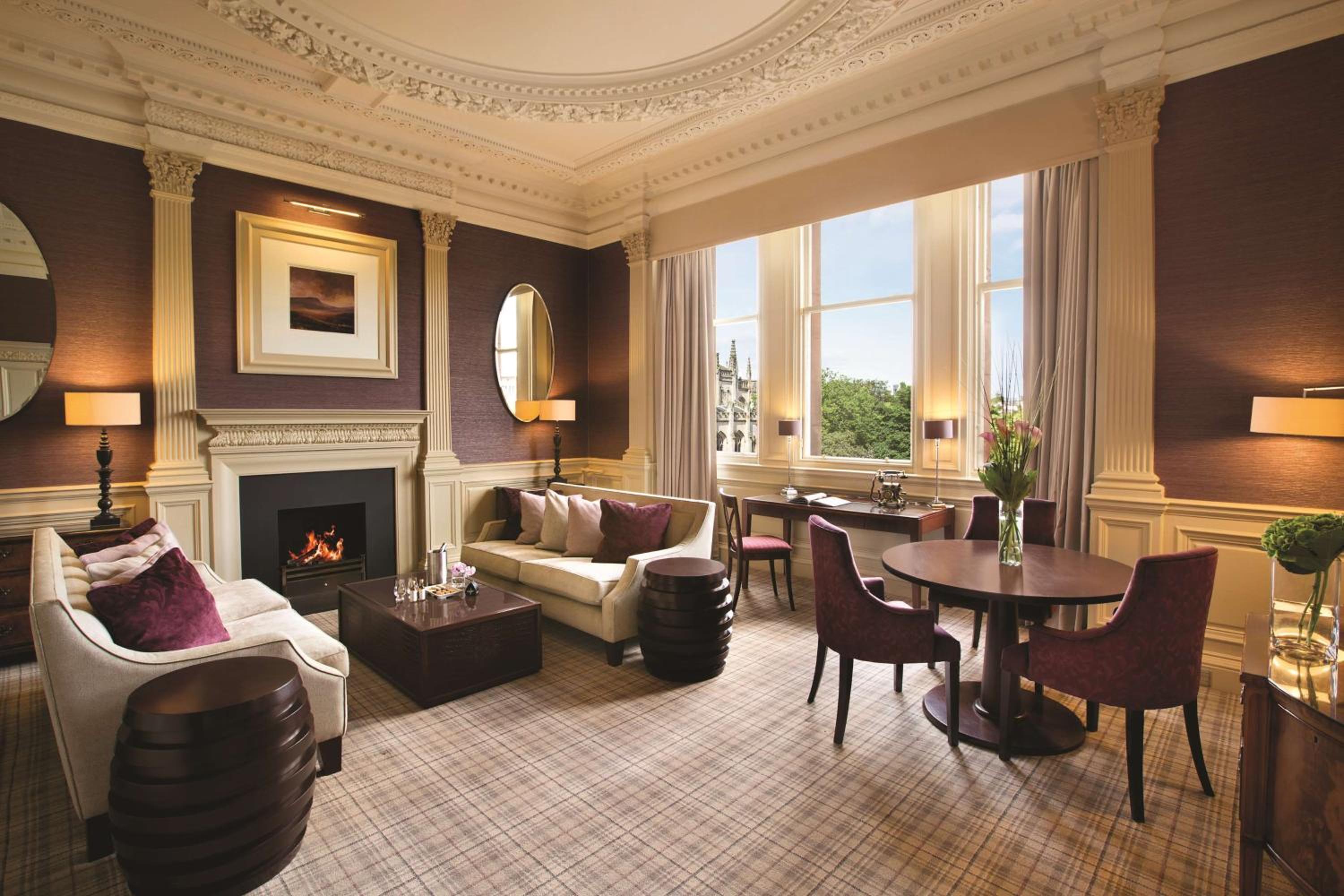 One-Bedroom King Suite with Castle View - Photo 6